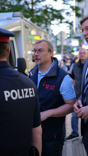 "Auto-Poser" Wien: Polizei geht mit Aktion scharf gegen Lärm und Raser in der City vor. Zahlreiche Anzeigen und Kontrollen für mehr Sicherheit.