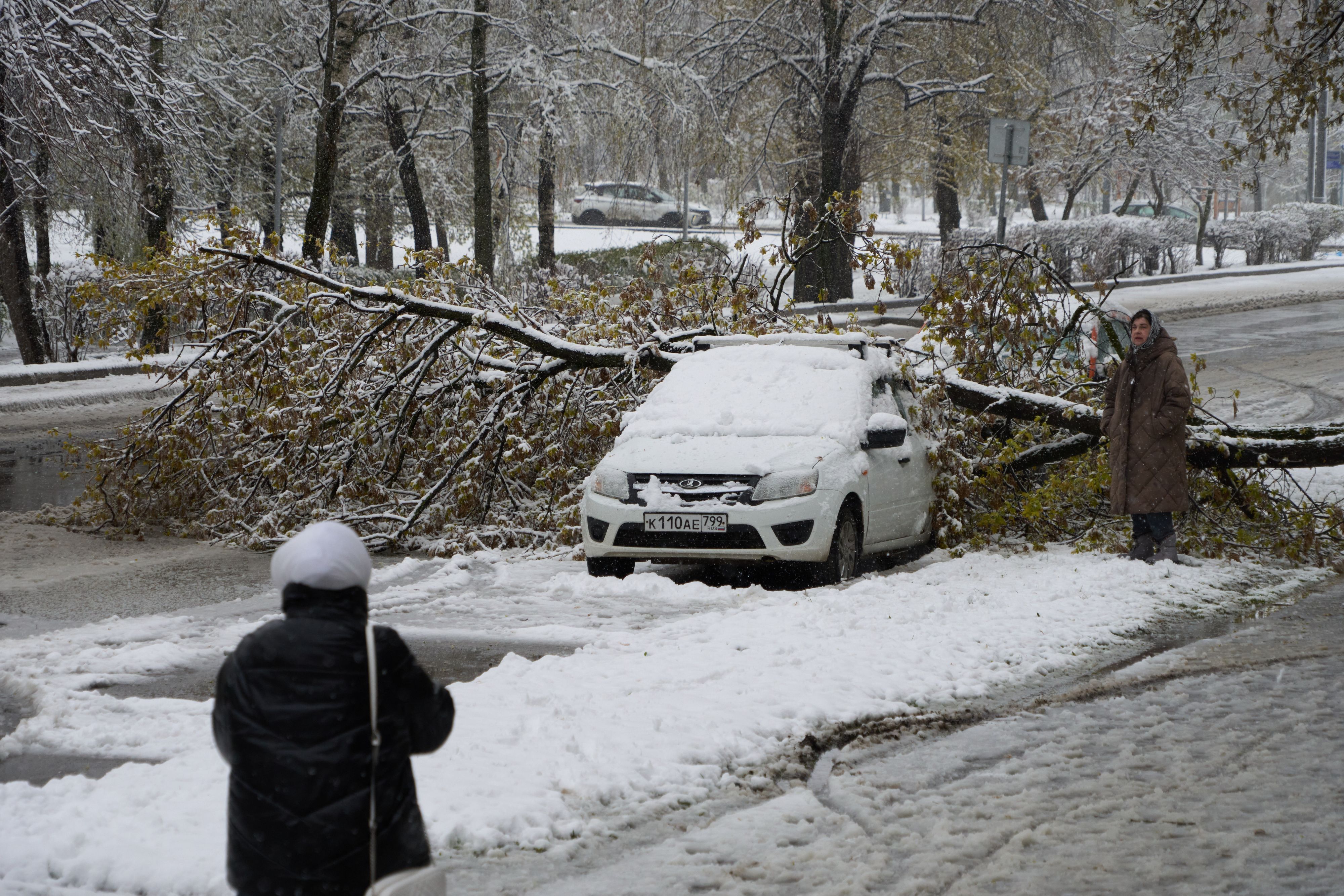 Ein Schneesturm hat Moskau mitten im Frühling lahmgelegt. 