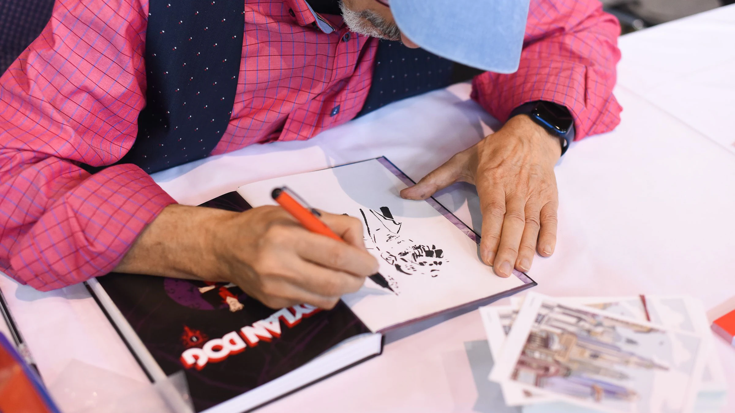 Über 140 Künstlerinnen und Künstler werden vor Ort live zeichnen und ihre Werke präsentieren.