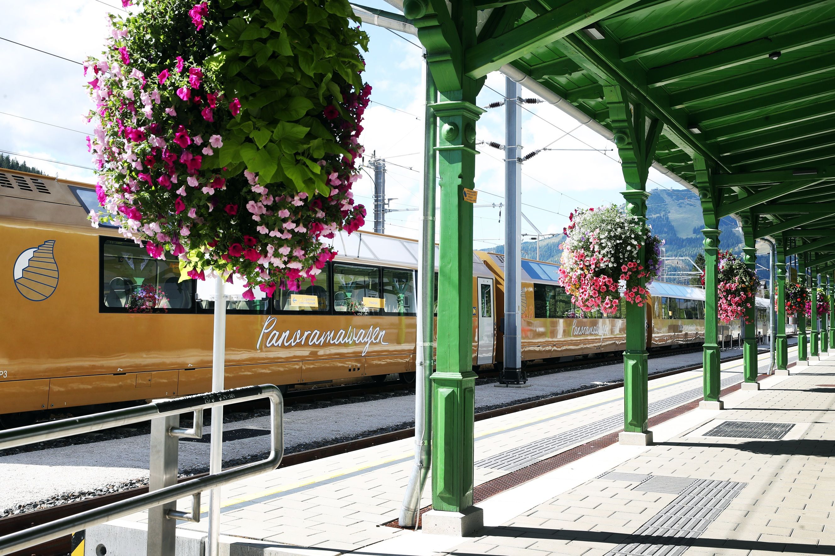 Ab 1. Mai heißt es wieder „Genuss auf Schiene“ in den exklusiven Panoramawagen der Mariazellerbahn. Besondere Ausblicke auf den amtierenden „schönsten Platz Österreichs“ sind garantiert.