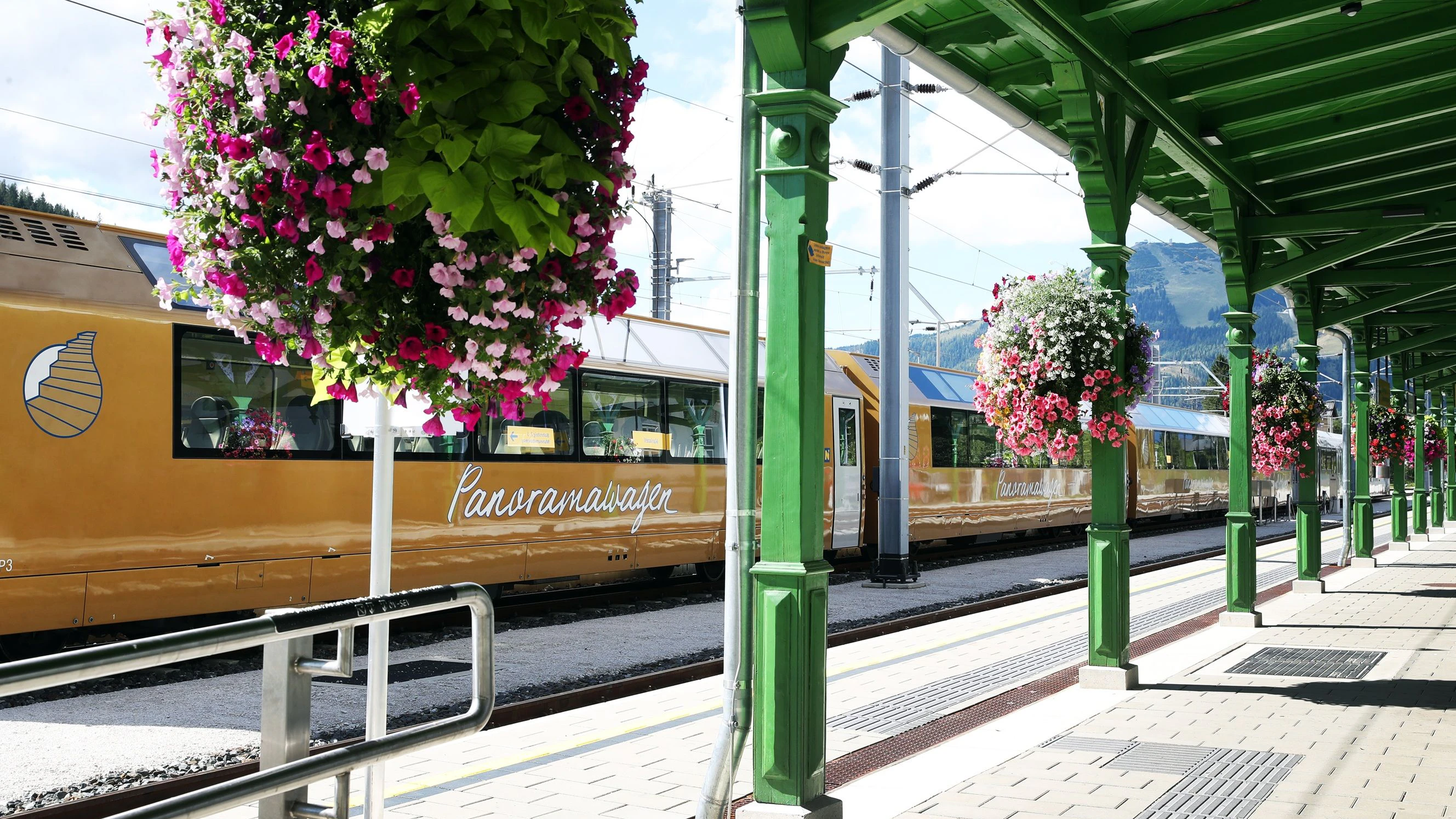 Ab 1. Mai heißt es wieder „Genuss auf Schiene“ in den exklusiven Panoramawagen der Mariazellerbahn. Besondere Ausblicke auf den amtierenden „schönsten Platz Österreichs“ sind garantiert.