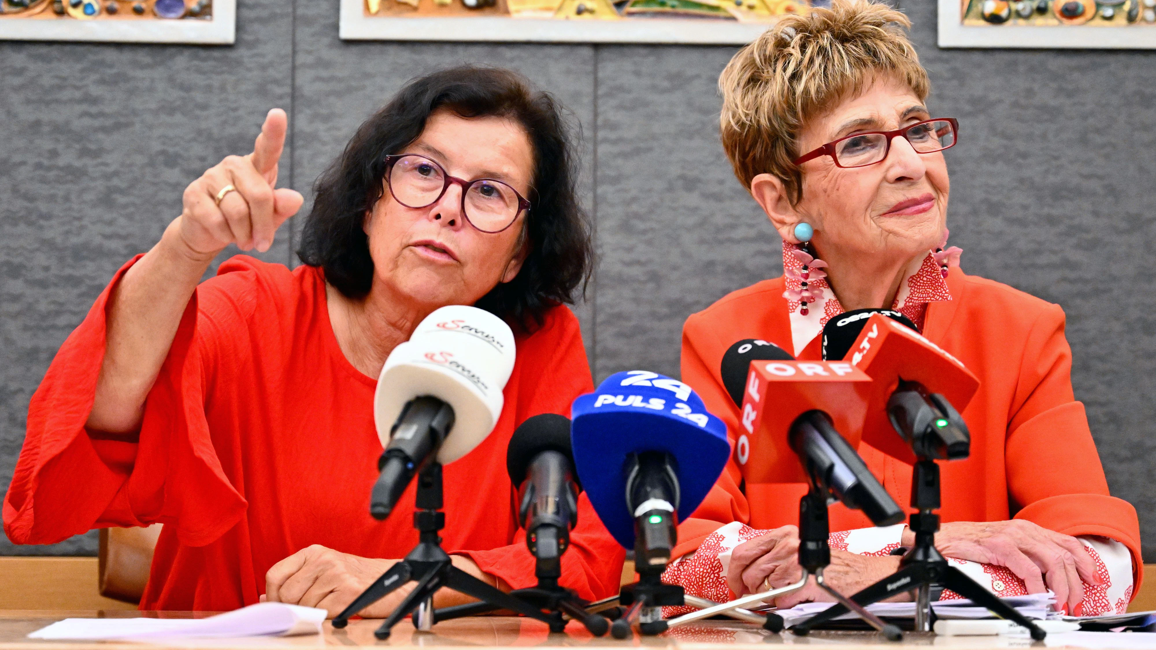 Senioren-Vertreterinnen Birgit Gerstorfer (l.) und Ingrid Korosec protestieren gegen mögliche Spargelüste bei Pensionen.
