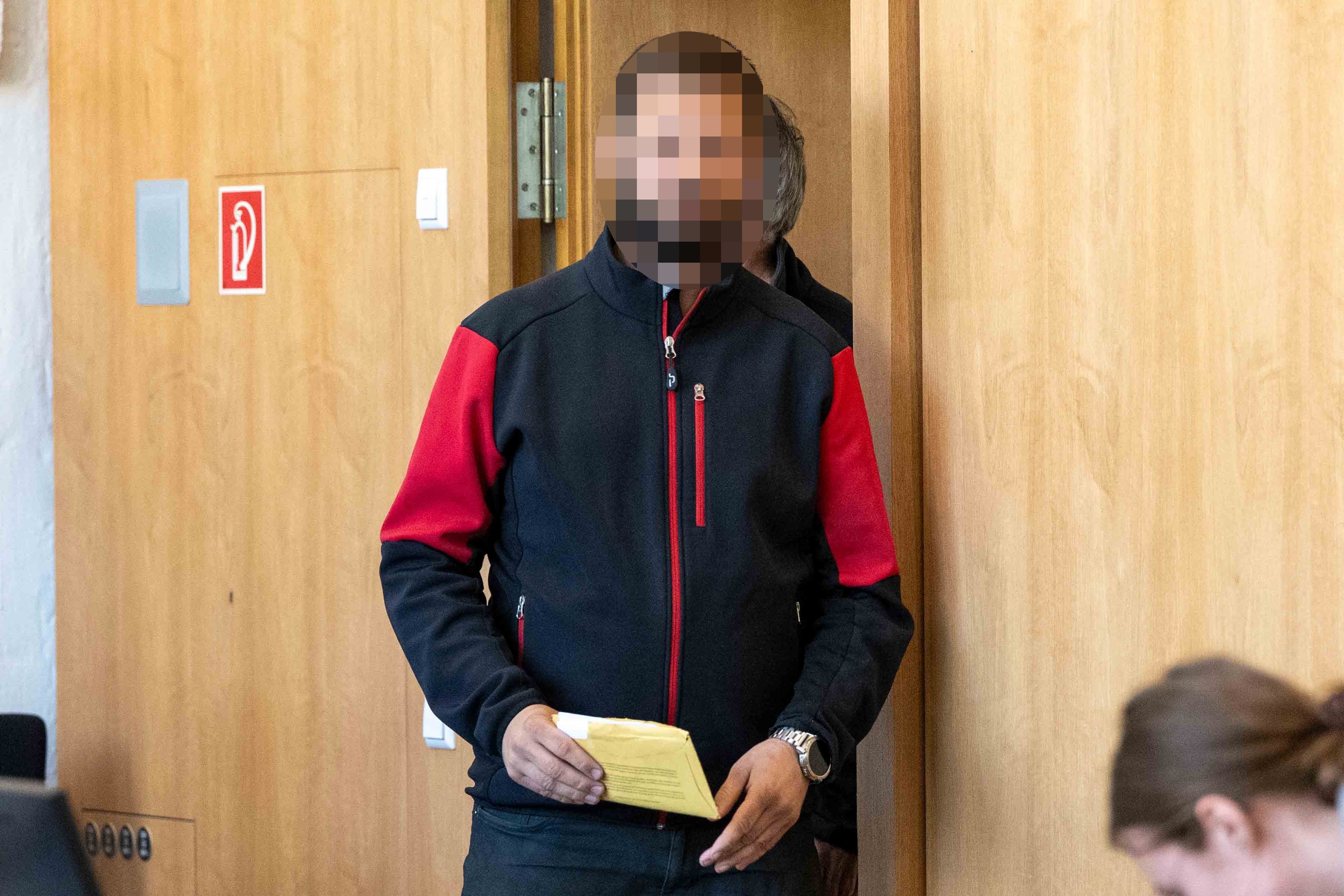 Der angeklagte Solar-Anlagen-Reiniger schloss sogar einen Sklavenvertrag mit der Frau ab.