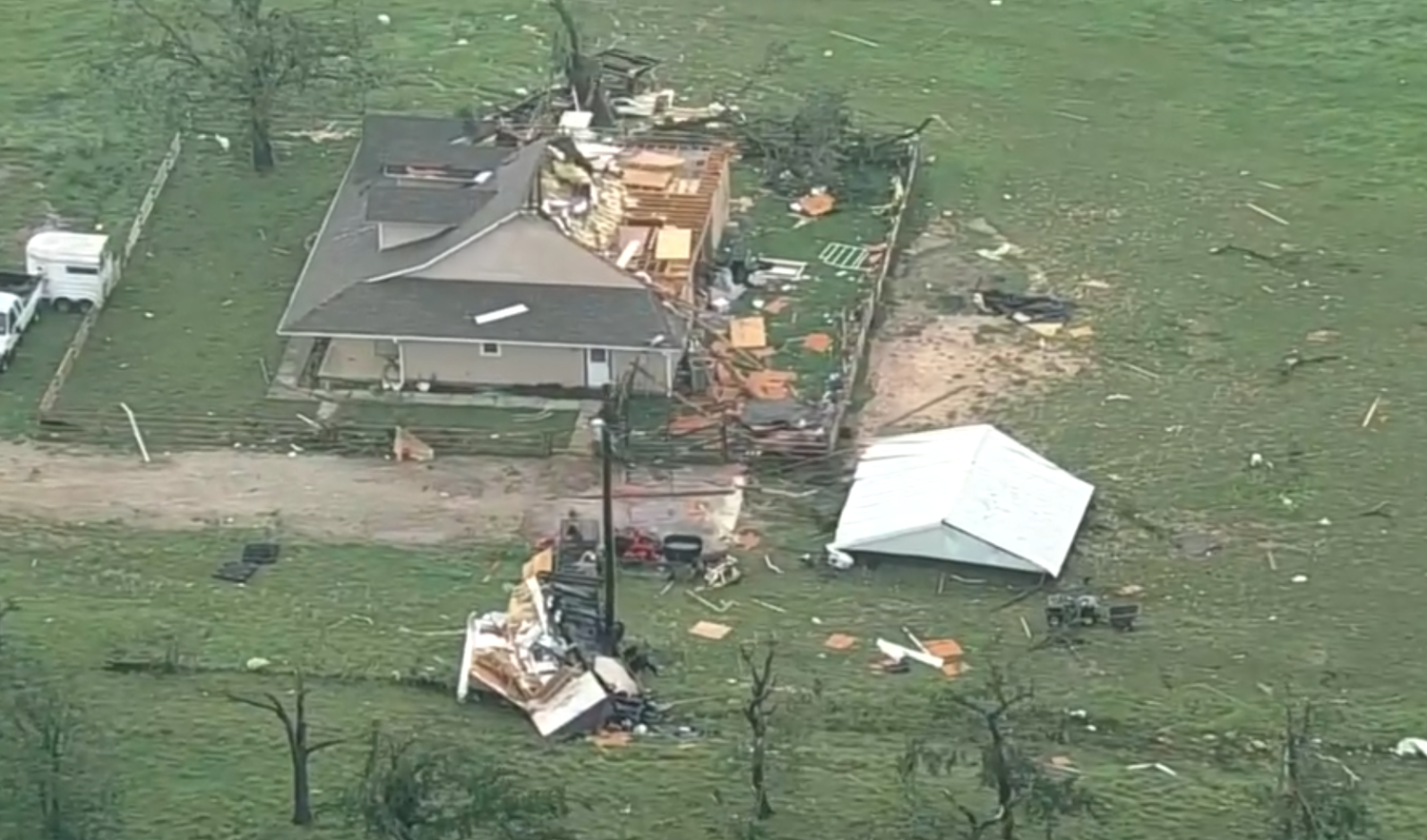 Untergangsstimmung in den USA: Heftige Tornados haben in Texas mindestens zwei Menschen getötet und zahlreiche Häuser zerstört.