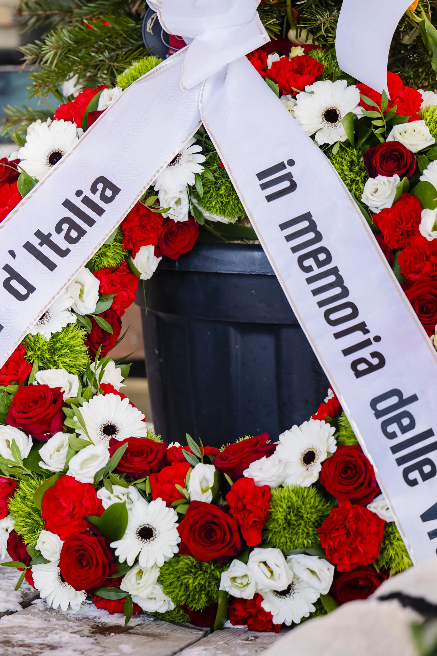 Ein Kranz der italienischen Botschaft am Unglücksort