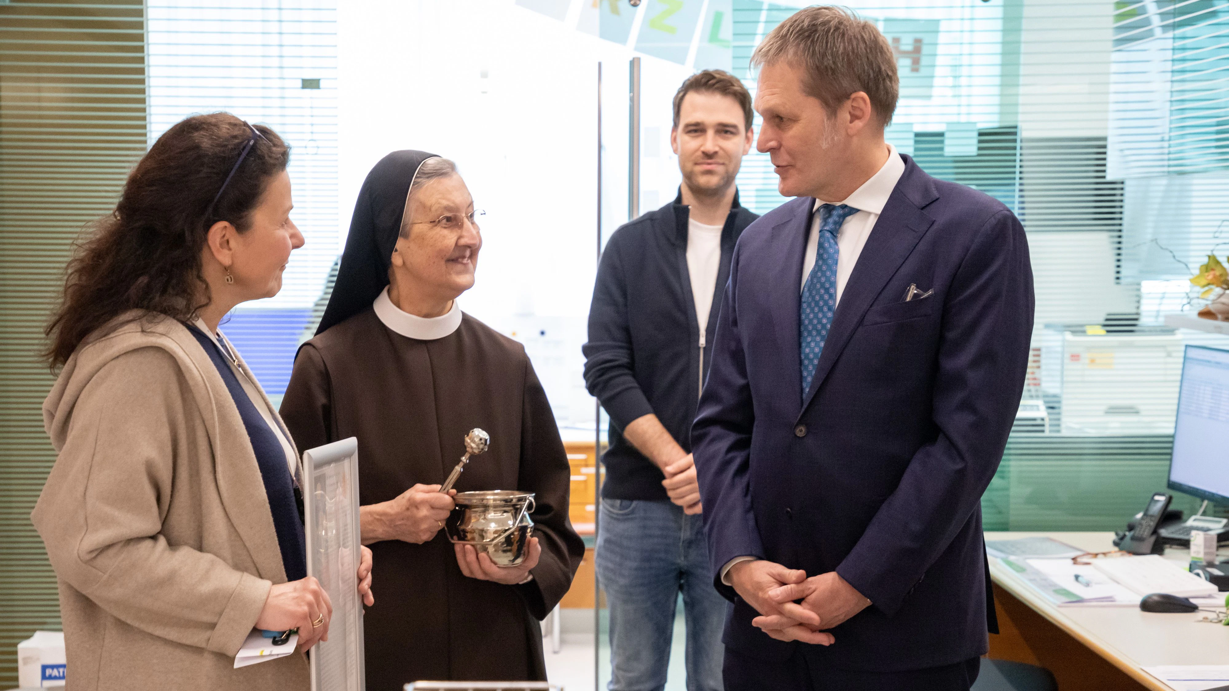 Dr. Christopher Lambers (r.), Leiter der Abteilung für Pneumologie am Ordensklinikum Linz Elisabethinen, bei der Segnungsfeier in den modernisierten Räumlichkeiten der Pneumologie.