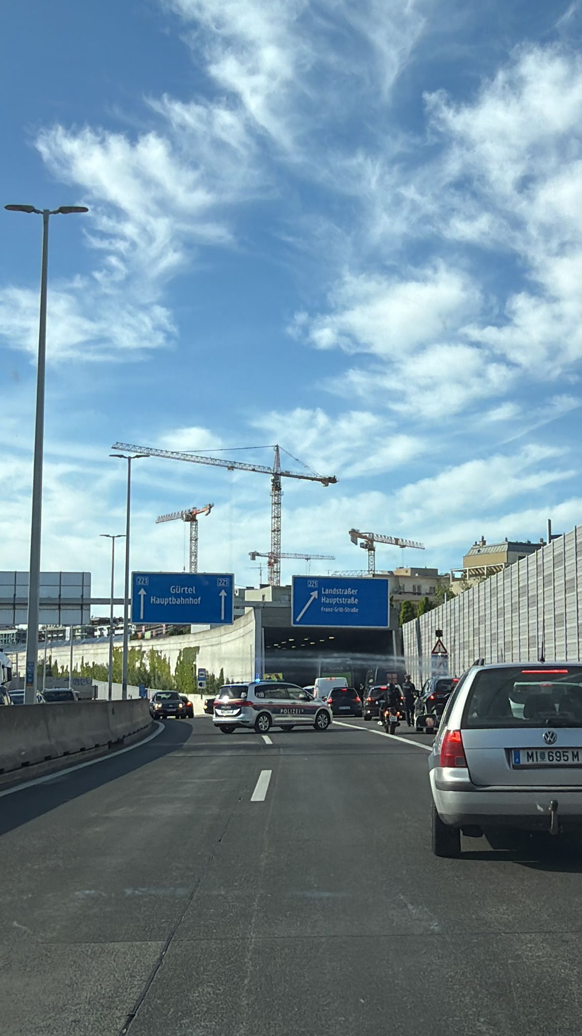 Heftiger Unfall auf der A23-Abfahrt zum Landstraßer Gürtel! In einem Tunnel kam es zu einem Crash zwischen einem Reisebus und einem Pkw.