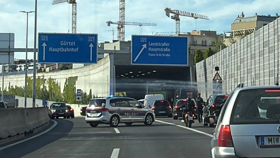 Heute.at - Schwerer Bus-Unfall in Wien – Tunnel komplett gesperrt