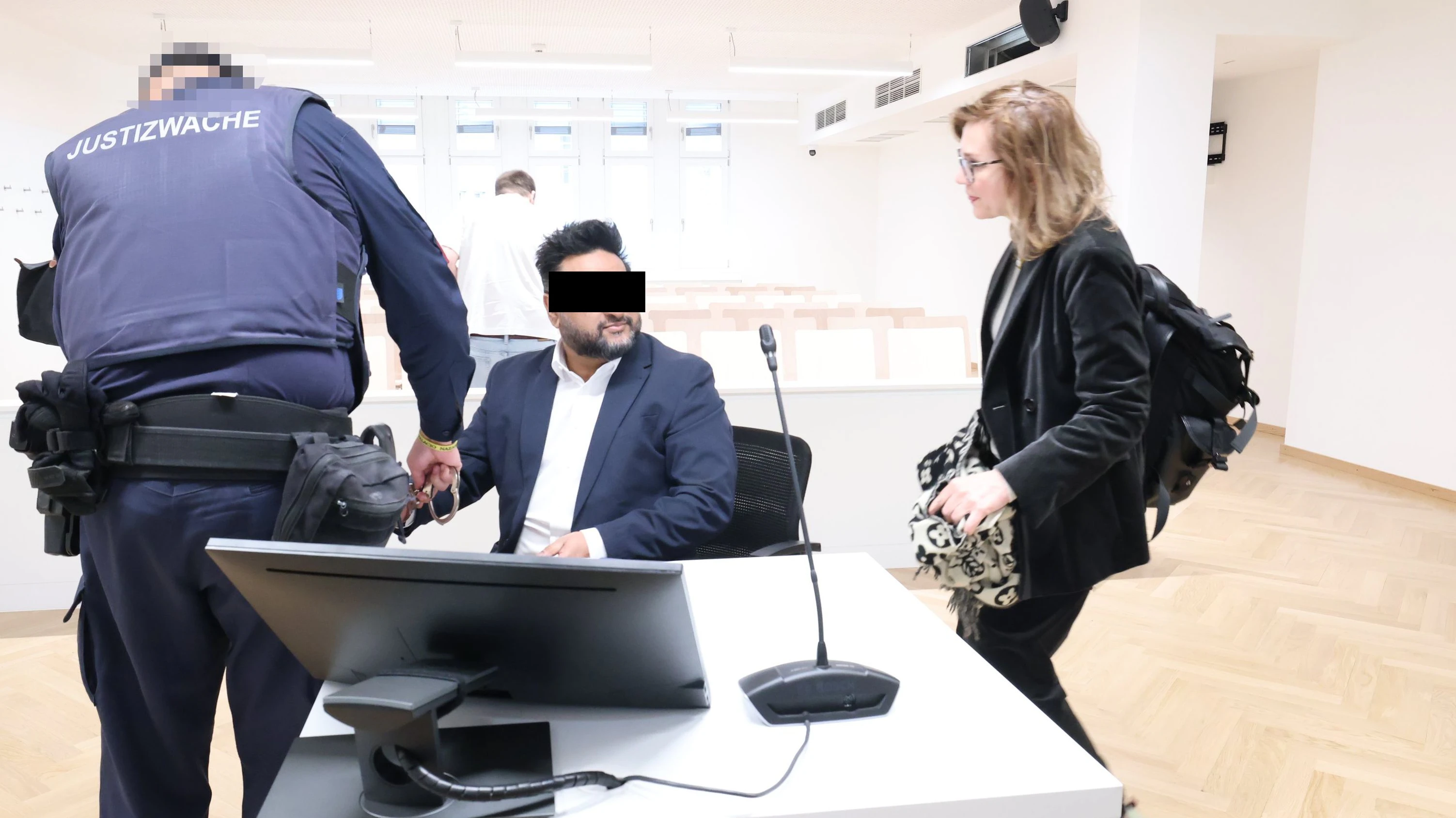 Angeklagter Investor Danny K. mit Star-Anwältin Astrid Wagner. 