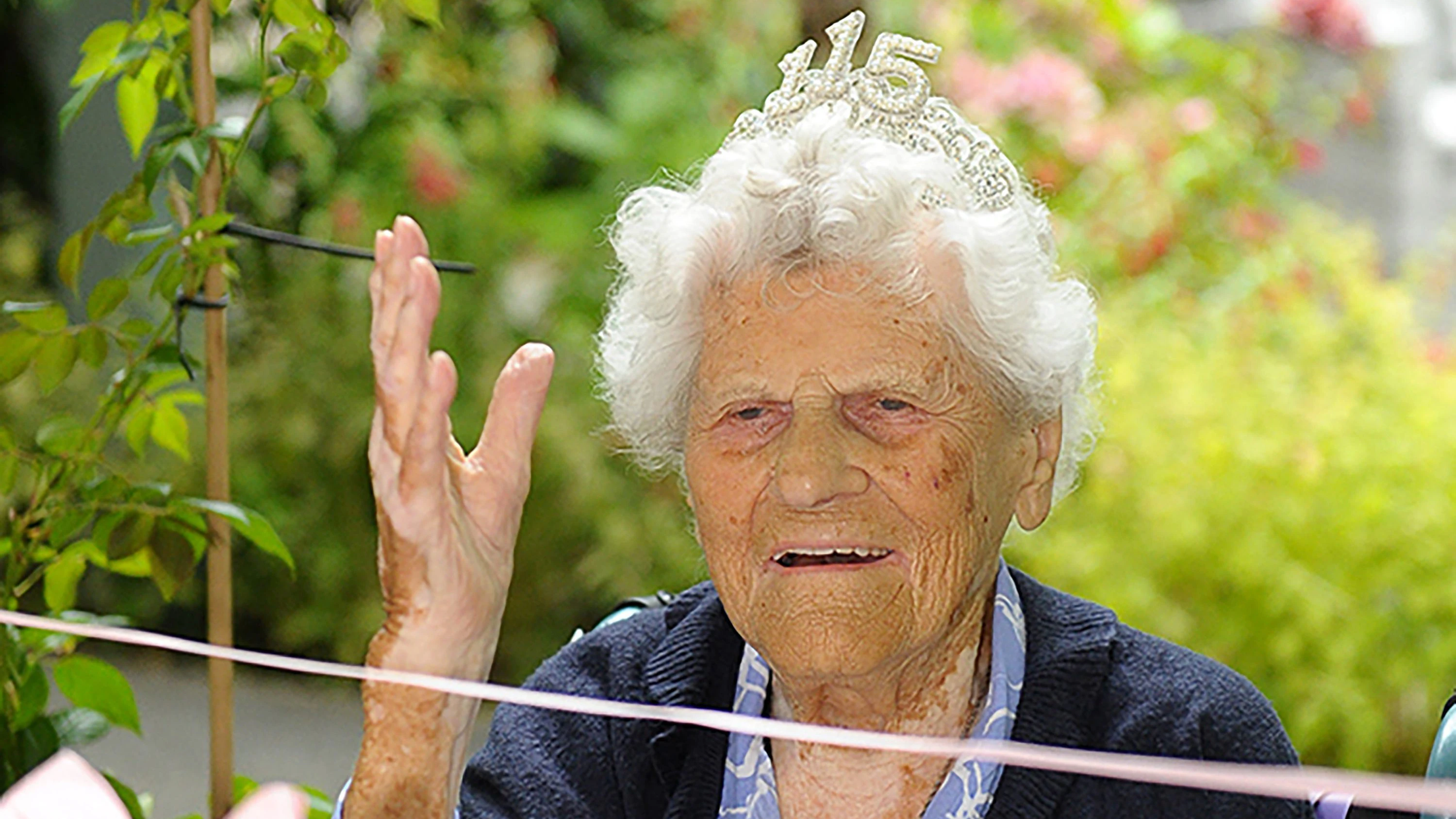 *** HANDOUT *** A handout photograph released by Hallmark Care Homes and taken on August 21, 2024, shows Ethel Caterham celebrating her 115th birthday in Lightwater, south west of London. Ethel Caterham turned 116 on August 21, 2025, months after the title of worlds oldest person passed to her following the death of Brazilian nun Inah Canabarro Lucas. Caterham was born in 1909, in the village of Shipton Bellinger in southwestern England, five years before the start of World War I. (Photo by george archer / Hallmark Care Homes / AFP) / RESTRICTED TO EDITORIAL USE - MANDATORY CREDIT "AFP PHOTO / Hallmark Care Homes / George Archer" - HANDOUT - NO MARKETING NO ADVERTISING CAMPAIGNS - DISTRIBUTED AS A SERVICE TO CLIENTS