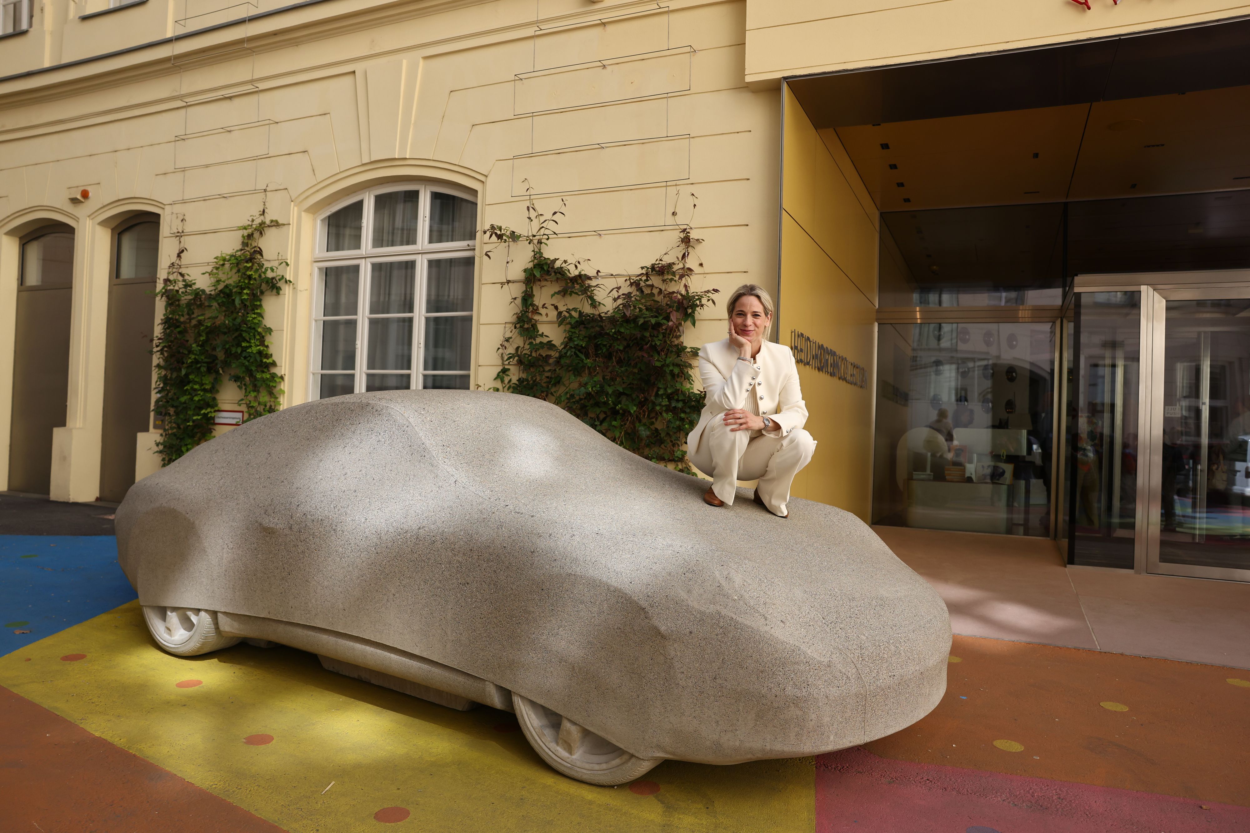 Museumsdirektorin Verena Kaspar-Eisert fährt auf den 