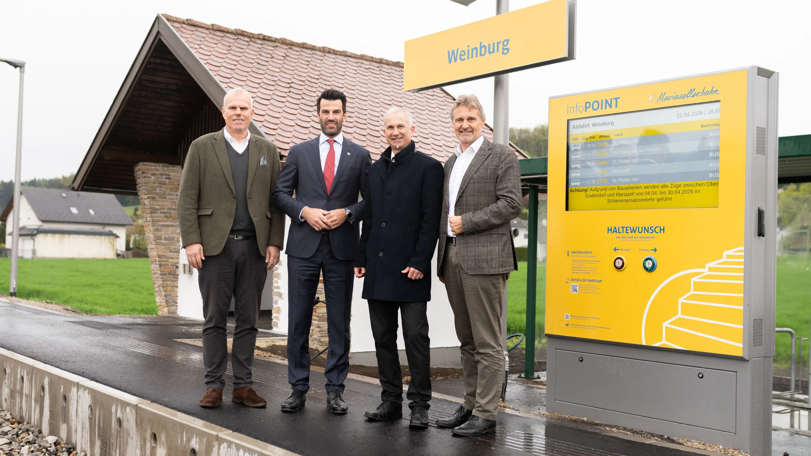 Die neue Haltestelle Weinburg besichtigten (v.l.) NÖVOG Geschäftsführer Michael Hasenöhrl, LH-Stellvertreter Udo Landbauer, Bürgermeister Michael Strasser und NÖVOG Geschäftsführer Wolfgang Schroll