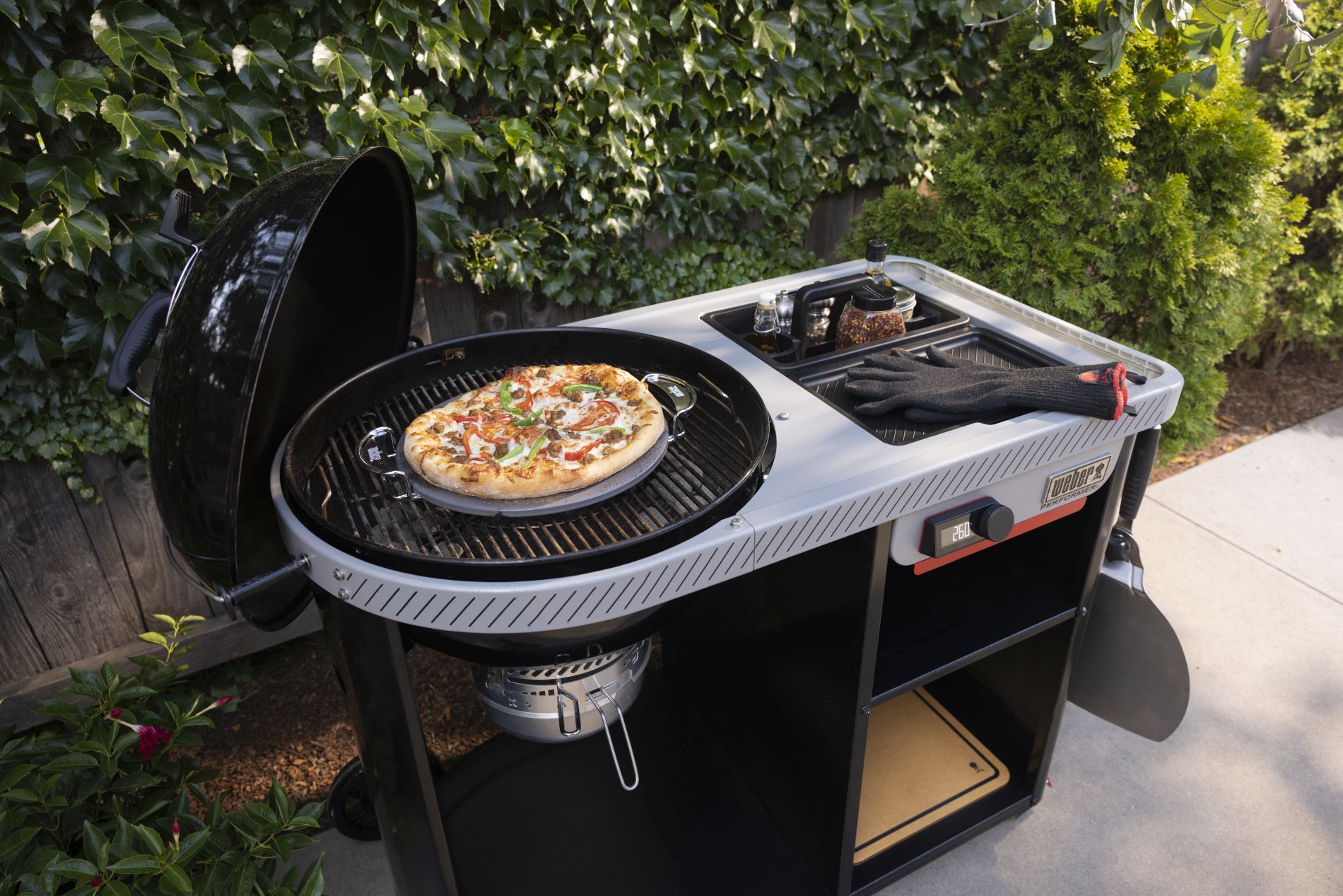 Weber bringt mit dem neuen Performer Premium Smart Holzkohlegrill frischen Schwung in den BBQ-Alltag.
