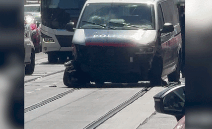 Am Montag kam es auf dem Weg zu einem Polizeieinsatz zu einem heftigen Crash.