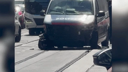 Blaulicht-Crash! Drei Beamte nach Kollision verletzt