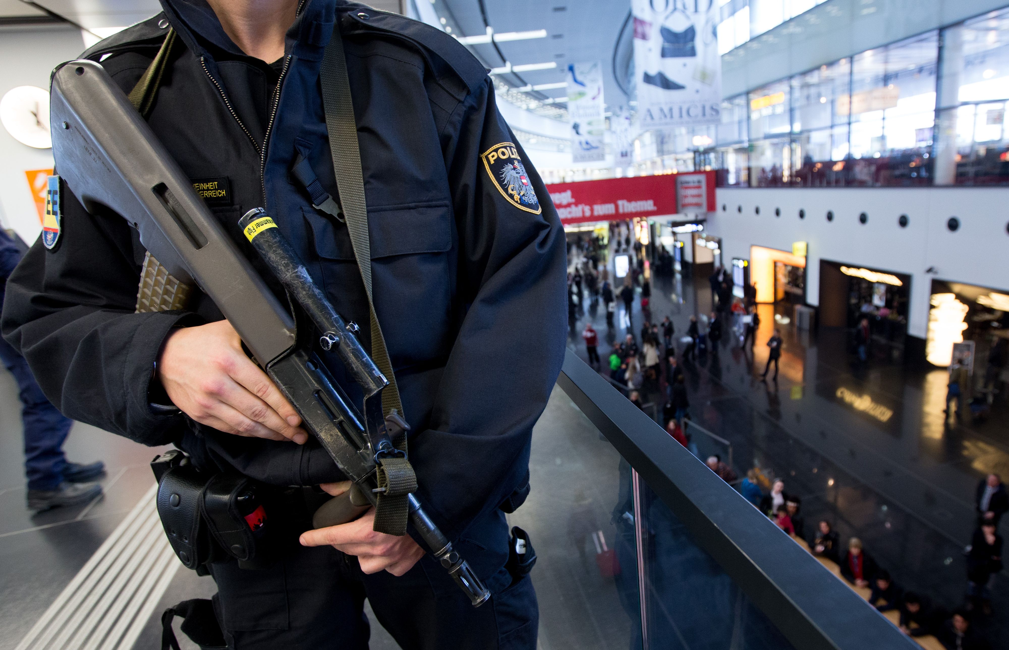 Ein 100-Kilo-Hüne ging am Wiener Flughafen auf einen Polizisten los und griff nach dessen Sturmgewehr – es kam zum Kampf auf Leben und Tod.