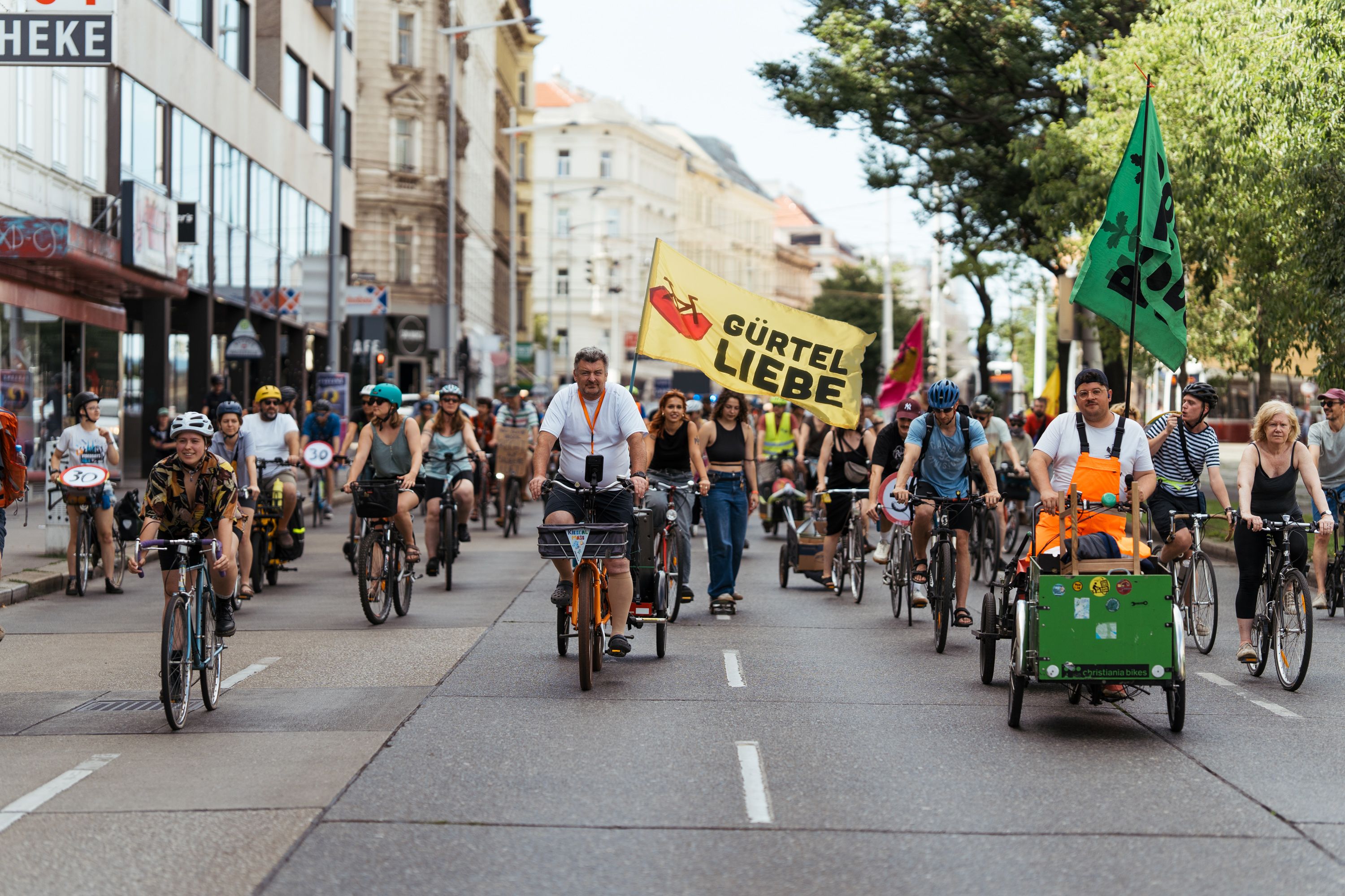 Die Rad-Demo fordert Tempo 30 am Gürtel.