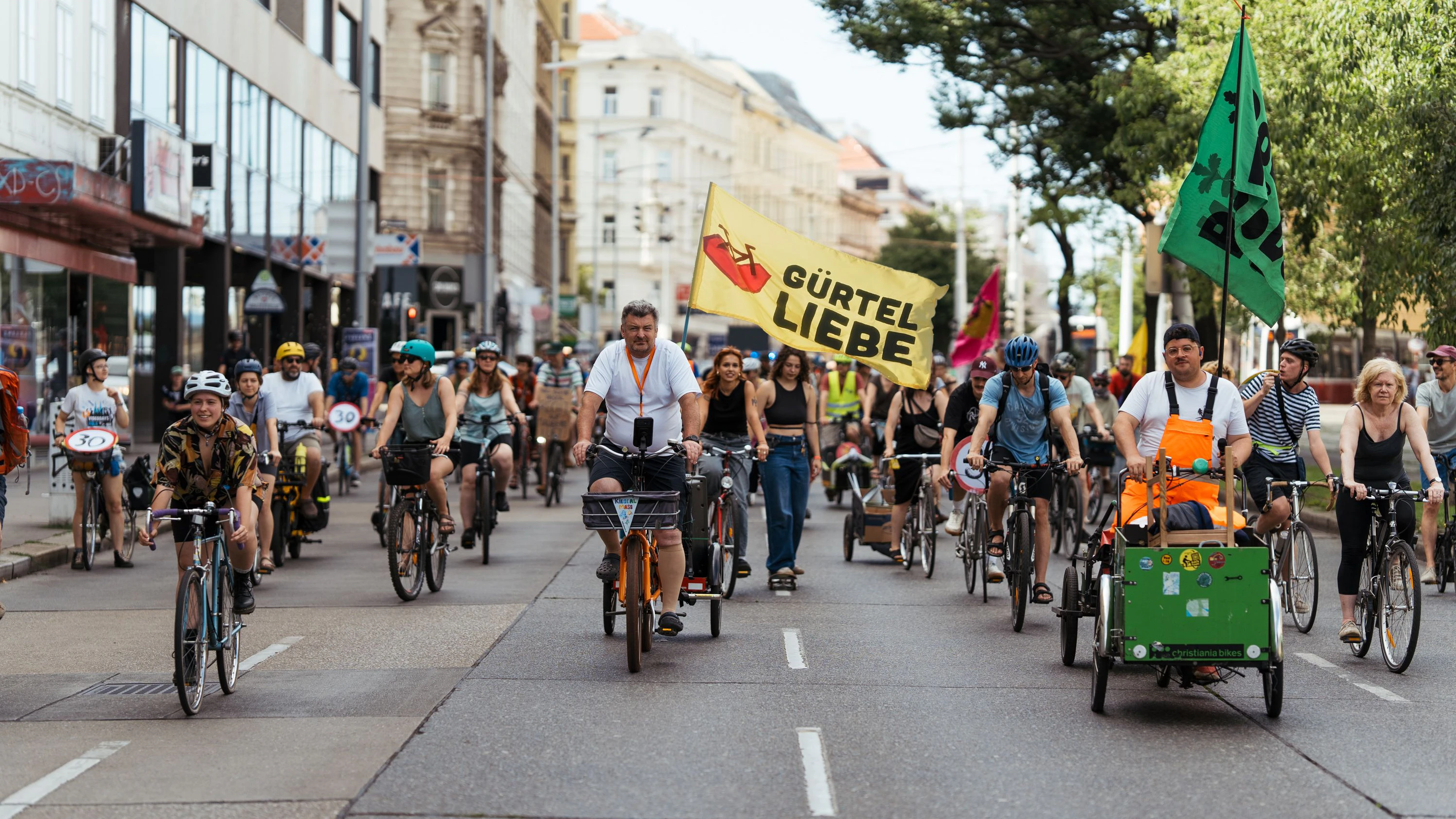 Die Rad-Demo fordert Tempo 30 am Gürtel.
