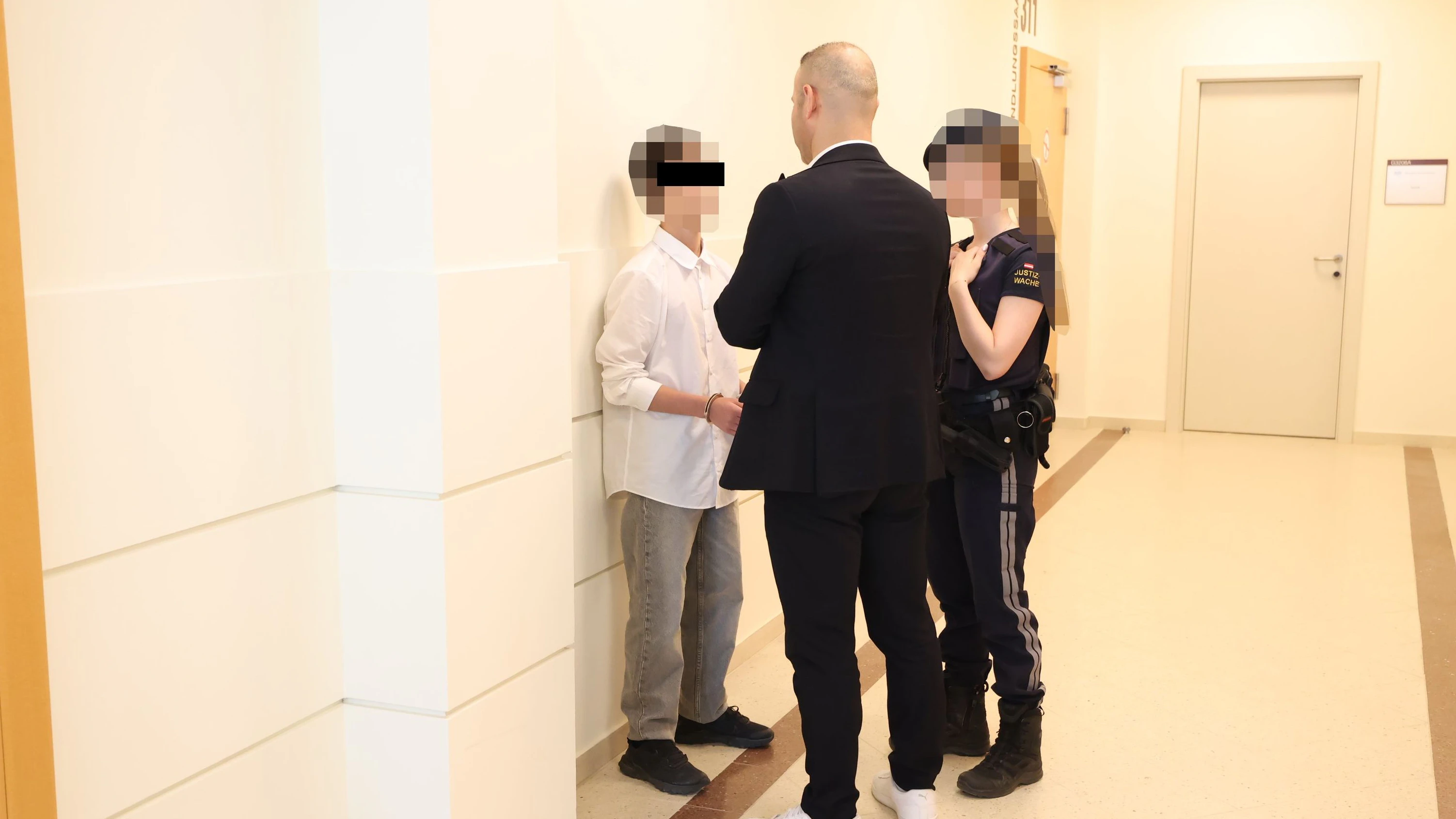 Angeklagter (14, mit Anwalt) ist selbst noch ein Kind. 