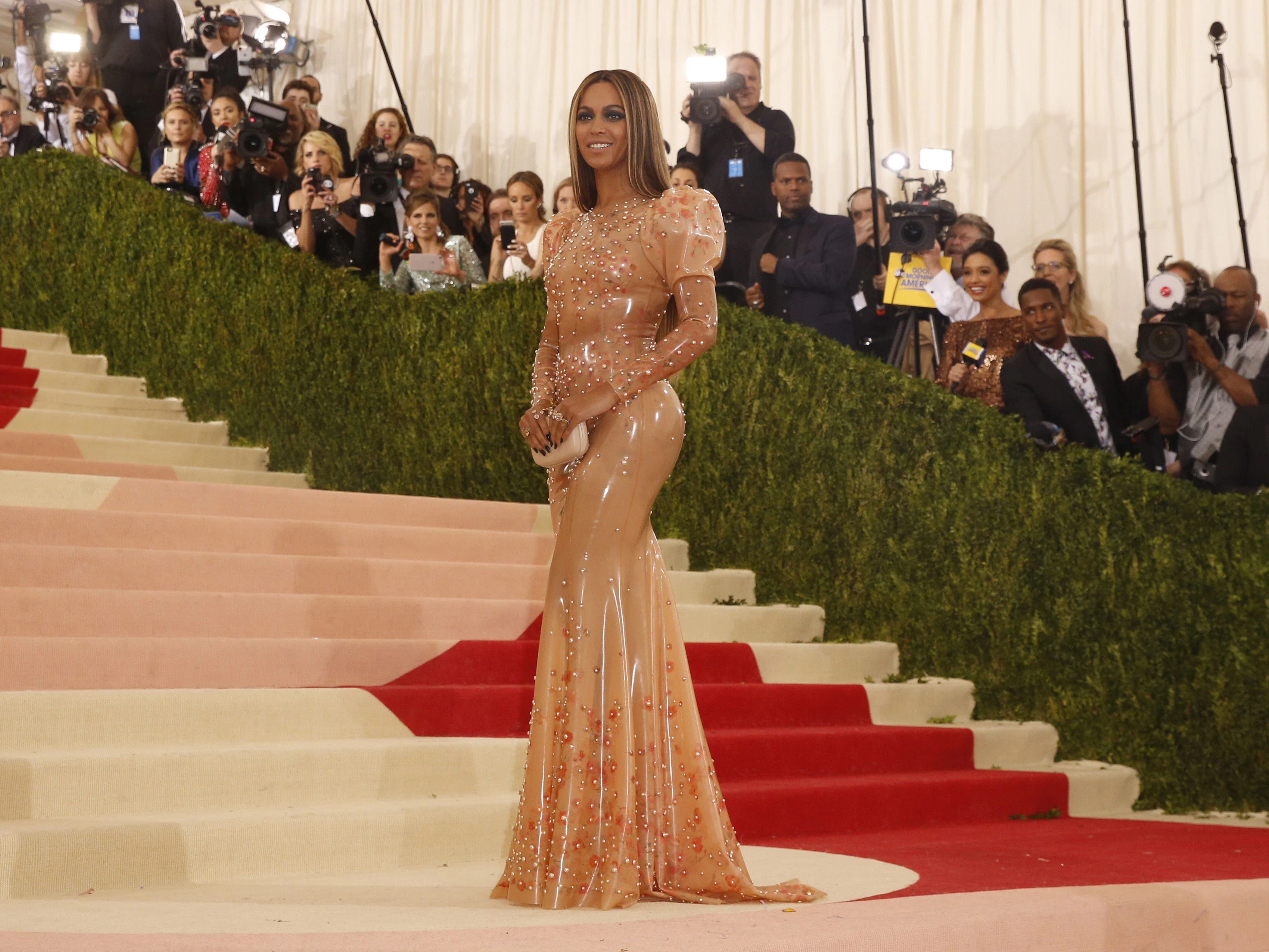Im Jahr 2016 beehrte Beyonce zum letzten Mal die Met Gala - in einem hautfarbenem Latex-Kleid aus dem Hause Givenchy.