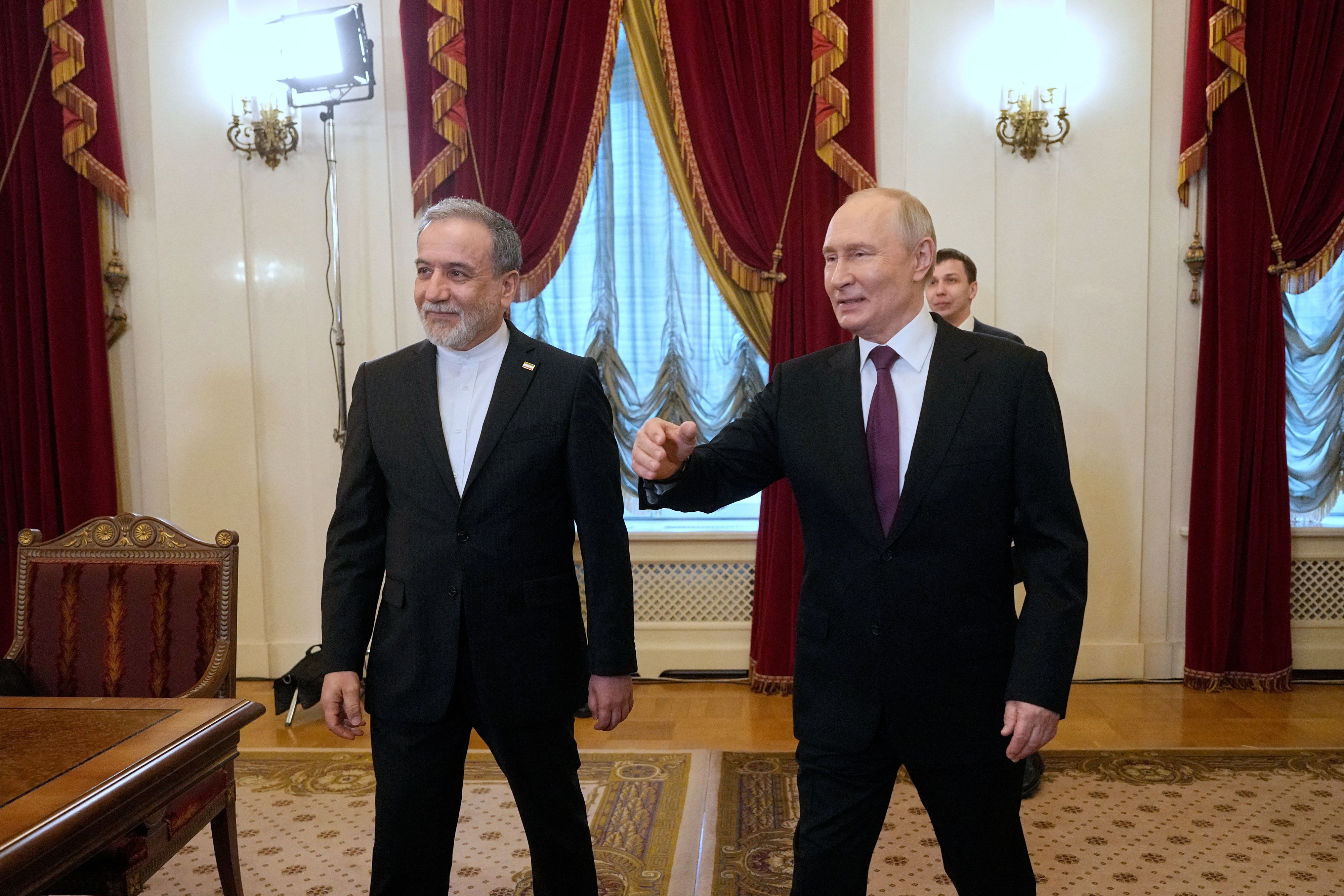 Irans Außenminister Abbas Araqchi und Russlands Präsident Wladimir Putin in Sankt Petersburg.