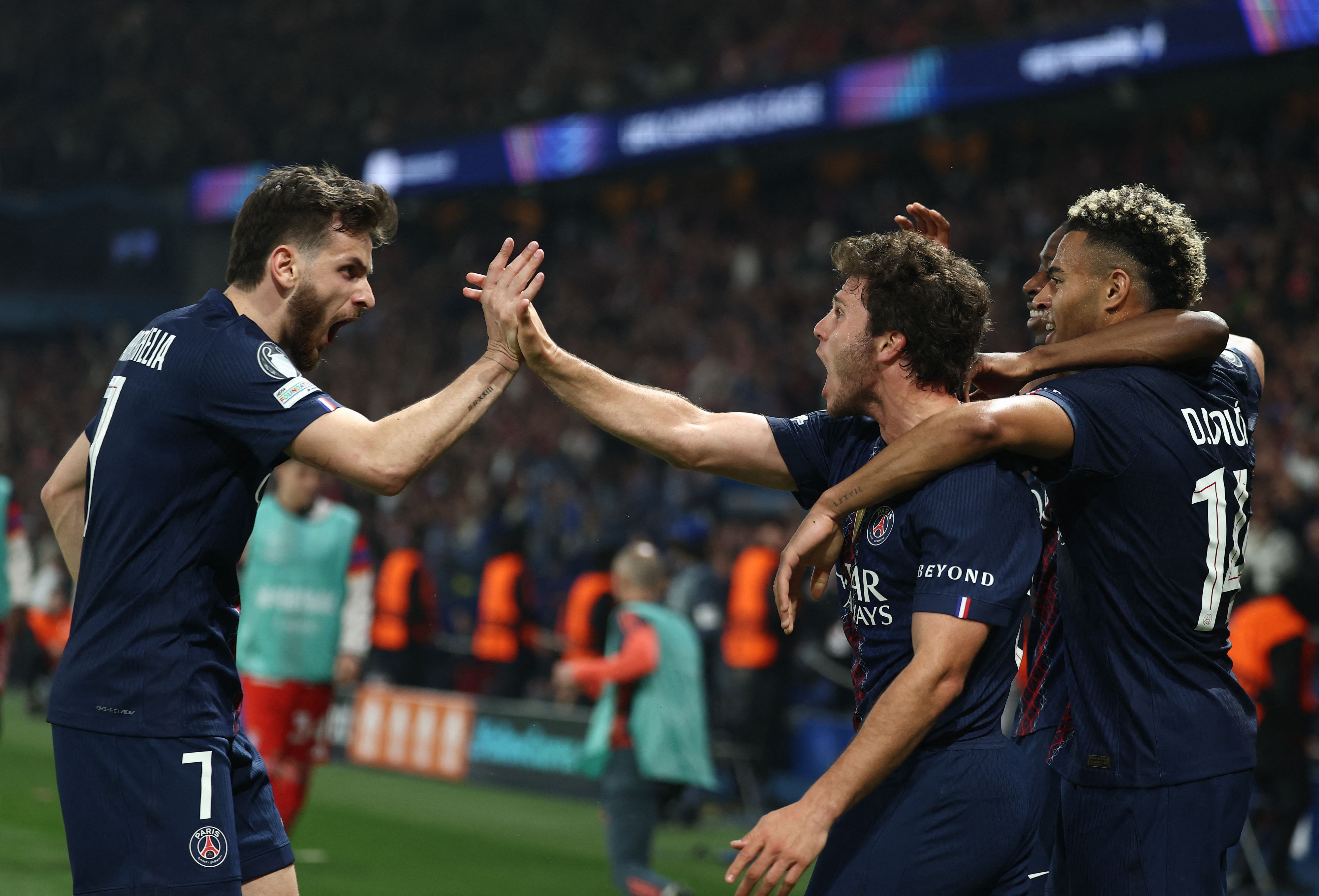 Großer Jubel bei Paris St.-Germain über den Sieg im denkwürdigen CL-Halbfinale gegen die Bayern. 