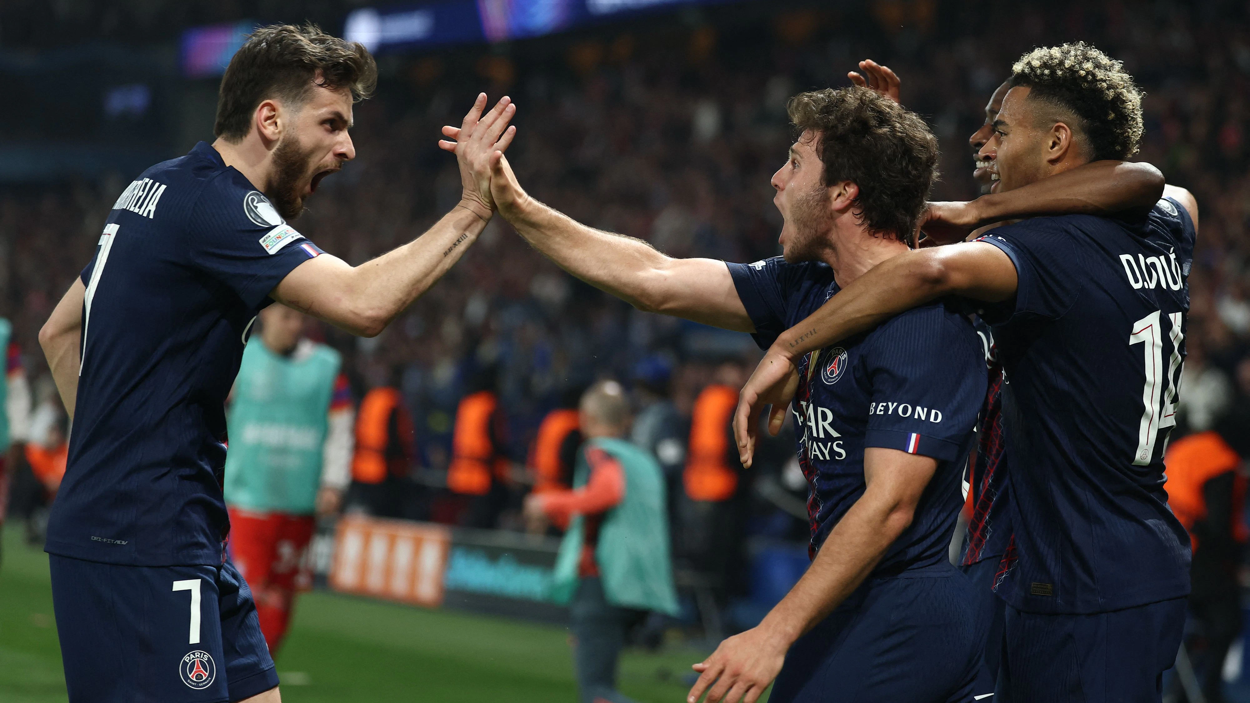 Großer Jubel bei Paris St.-Germain über den Sieg im denkwürdigen CL-Halbfinale gegen die Bayern. 