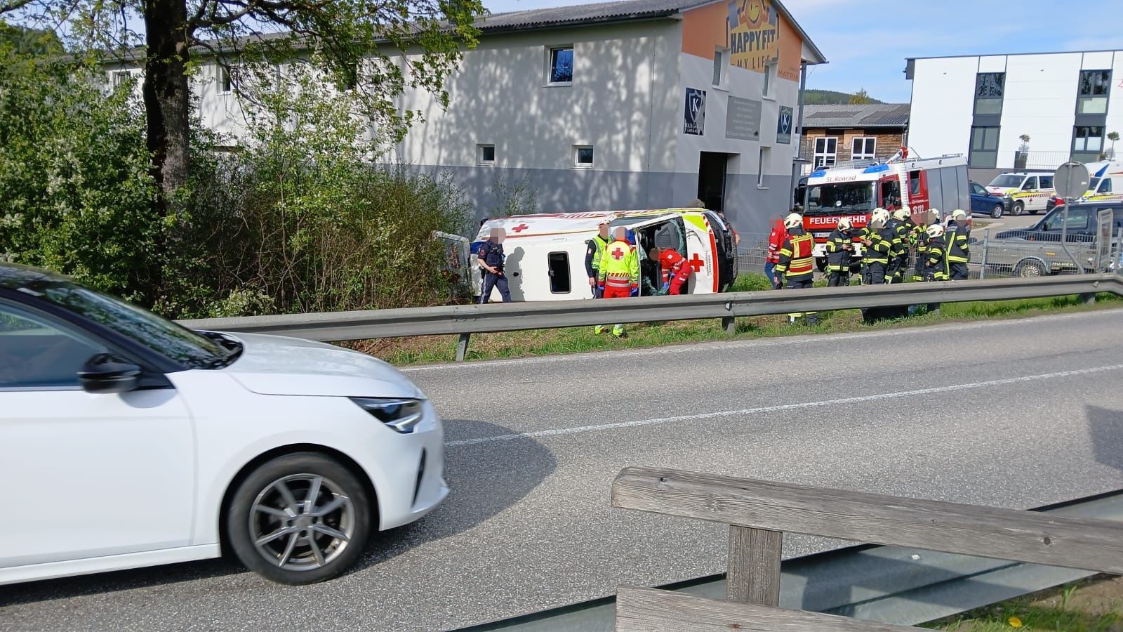 Das Rettungsauto kam am Montag von der Straße ab und überschlug sich.