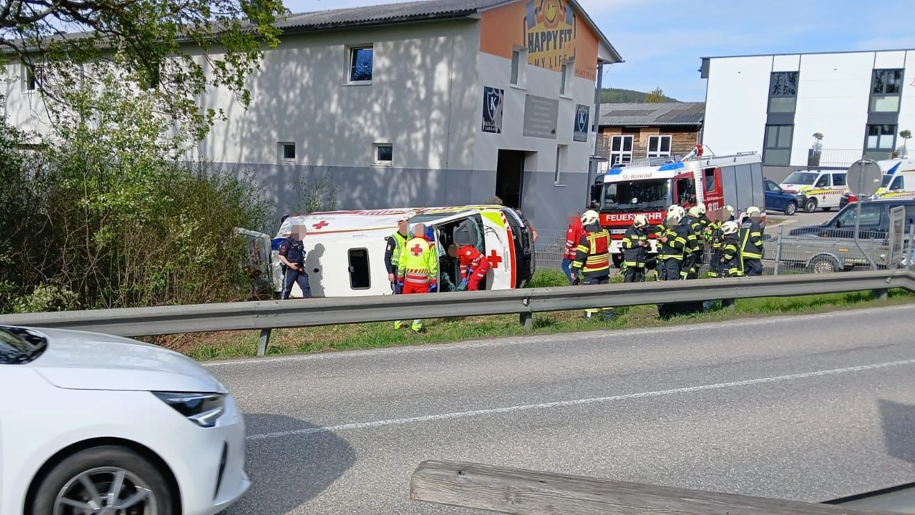 Das Rettungsauto kam am Montag von der Straße ab und überschlug sich.