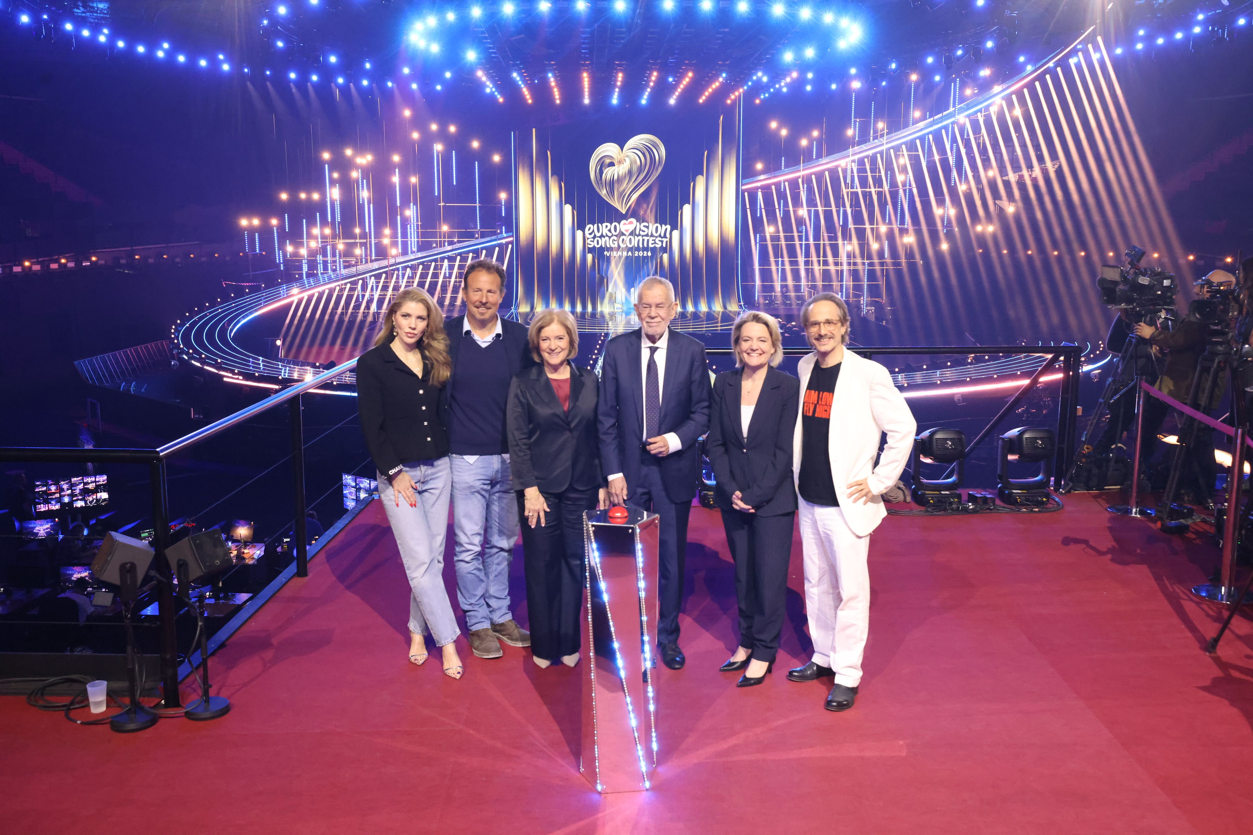 Moderatorin Victoria Swarovski, ESC-Executive-Producer Michael Krön, ORF-Generaldirektorin Ingrid Thurnher, Bundespräsident Alexander Van der Bellen, Ö3-Moderatorin Tina Ritschl und Moderator Michael Ostrowski bei der Eröffnung der ESC-Bühne.