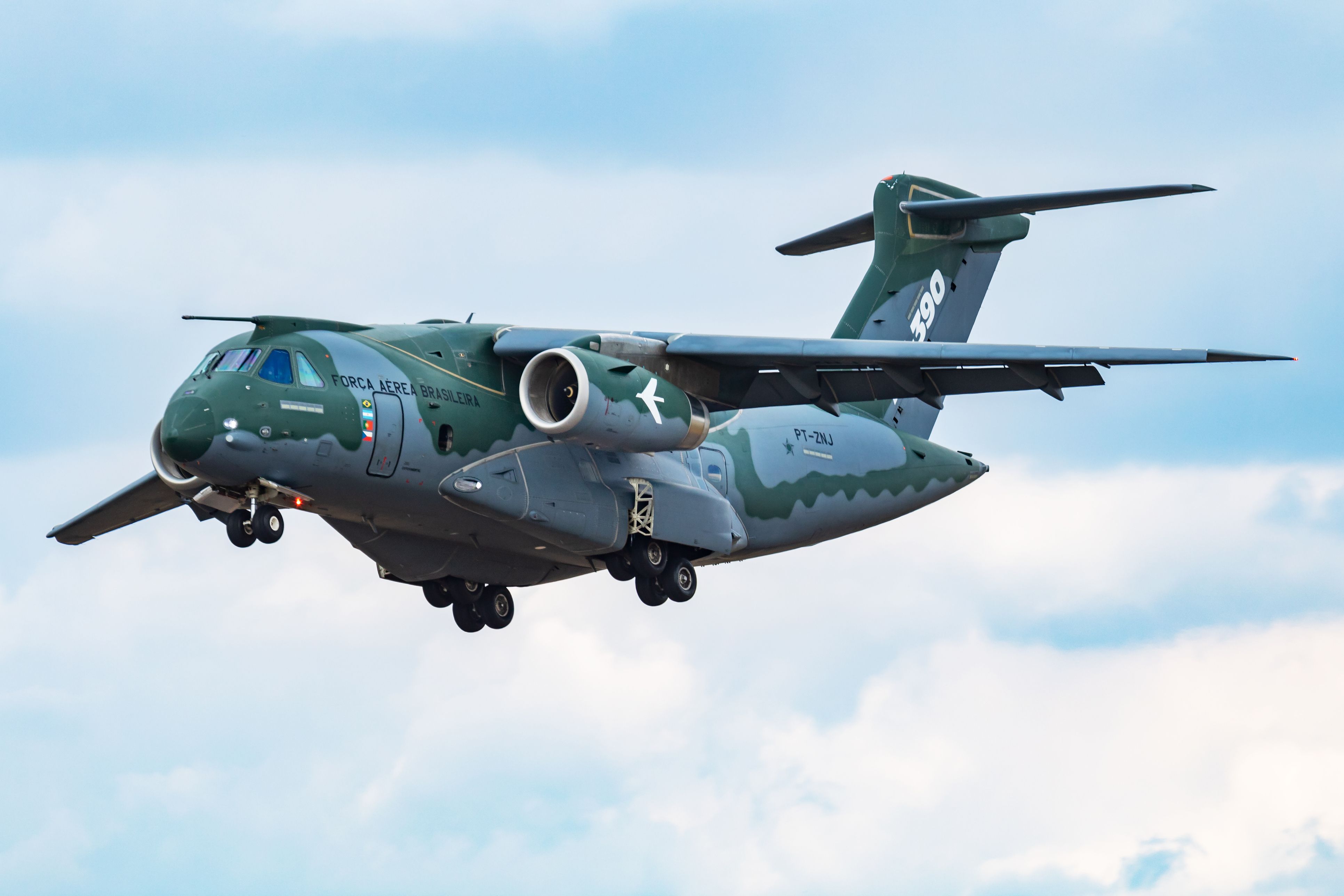 Eine Embraer KC-390 PT-ZNJ bei einer Flugshow in Großbritannien 2018.
