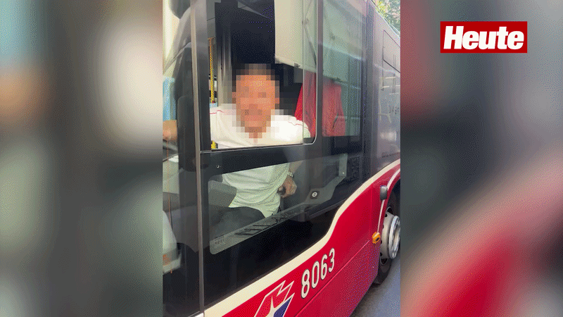 Überrascht und zugleich geschockt sah ein Leser zu, wie ihn der Busfahrer beim Vorbeifahren plötzlich beleidigte.