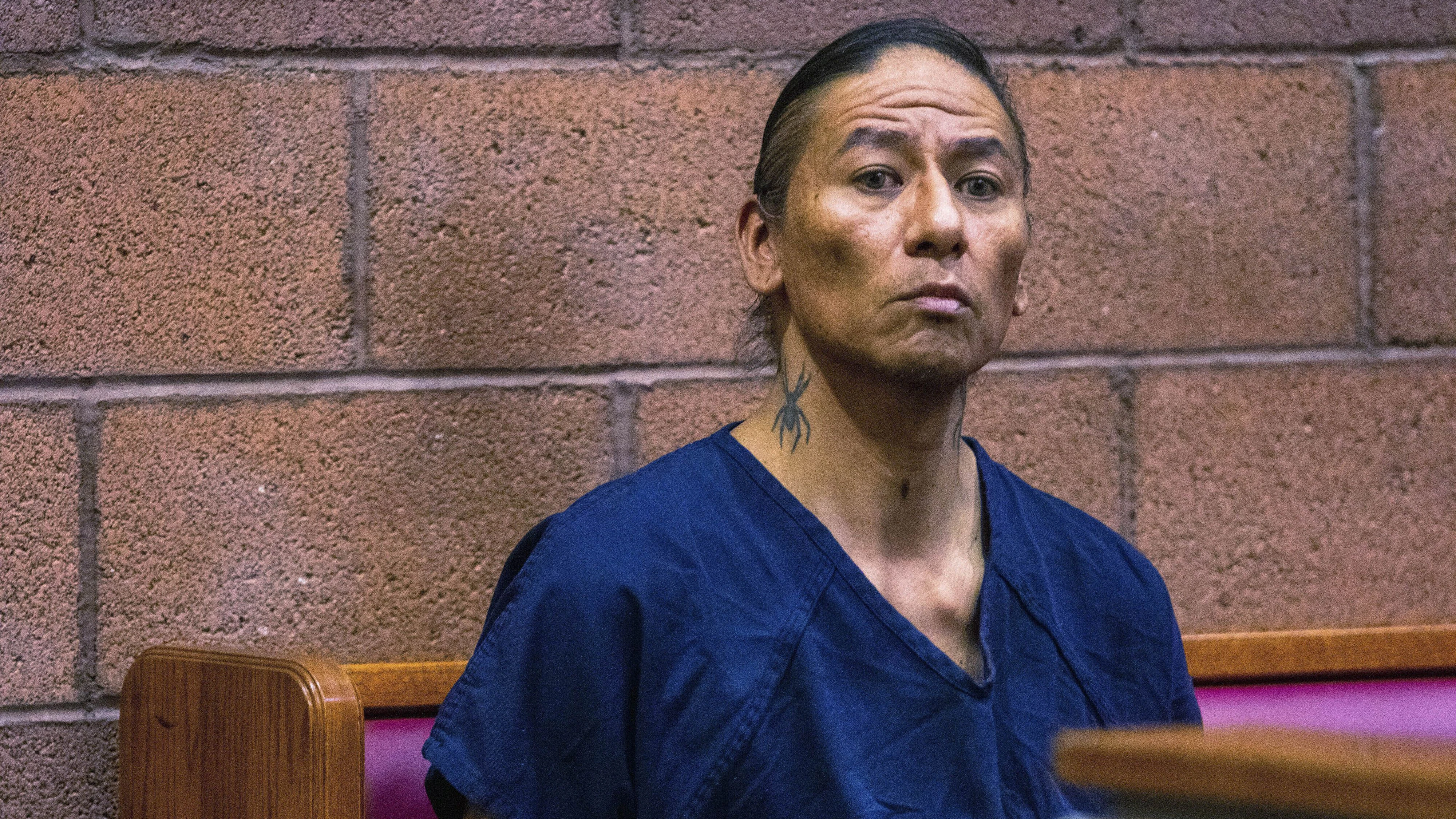 Nathan Chasing Horse sitzt am 8. Februar 2023 in North Las Vegas vor Gericht. Der in voller Besetzung tagende Oberste Gerichtshof von Nevada wird Chasing Horses Antrag auf Abweisung einer umfangreichen Anklageschrift erneut prüfen, in der ihm vorgeworfen wird, eine Sekte angeführt, minderjährige Frauen geheiratet und indigene Frauen und Mädchen sexuell missbraucht zu haben.