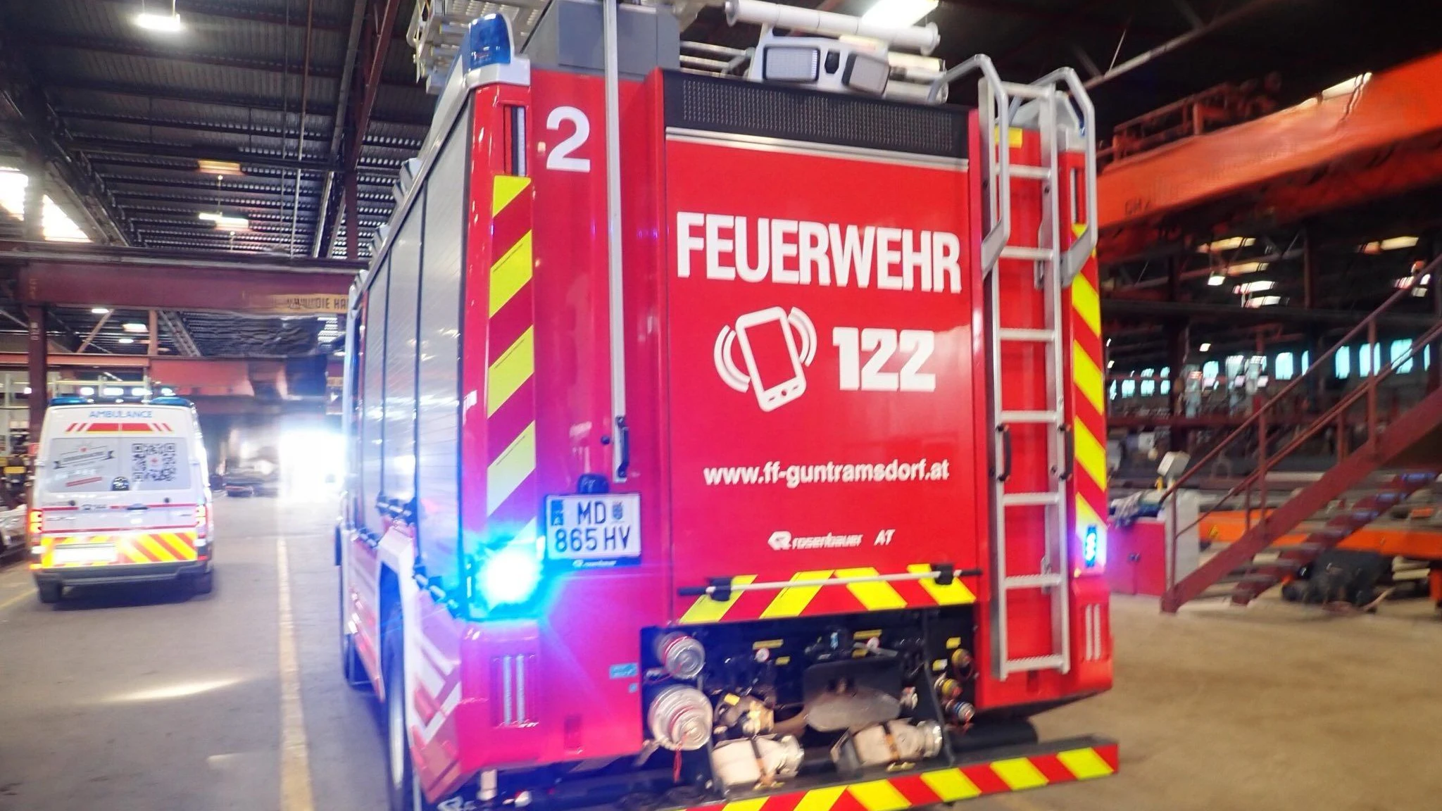 Ein 54-jähriger Arbeiter war mit Verladearbeiten von Metallstücken beschäftigt und bediente dabei einen Deckenkran.