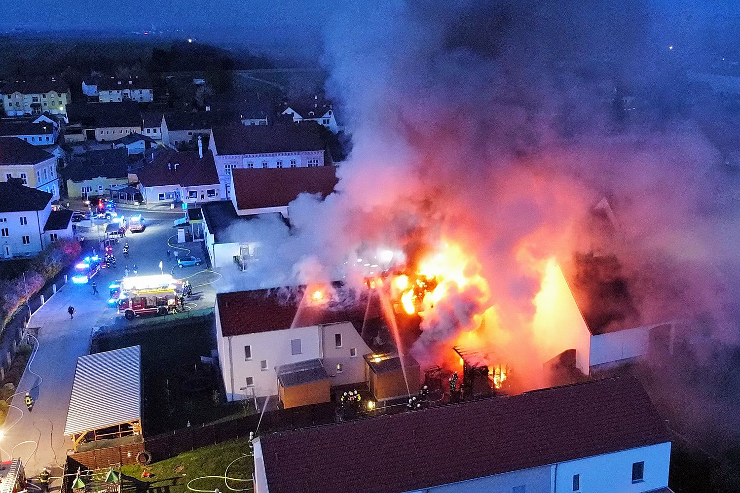 Großbrand im Ortszentrum von Thaya