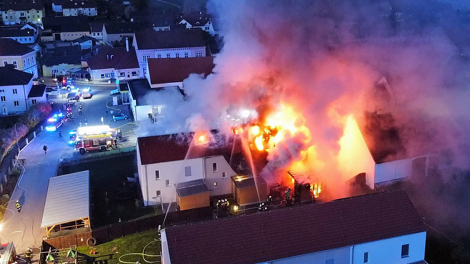 Großbrand im Ortszentrum von Thaya