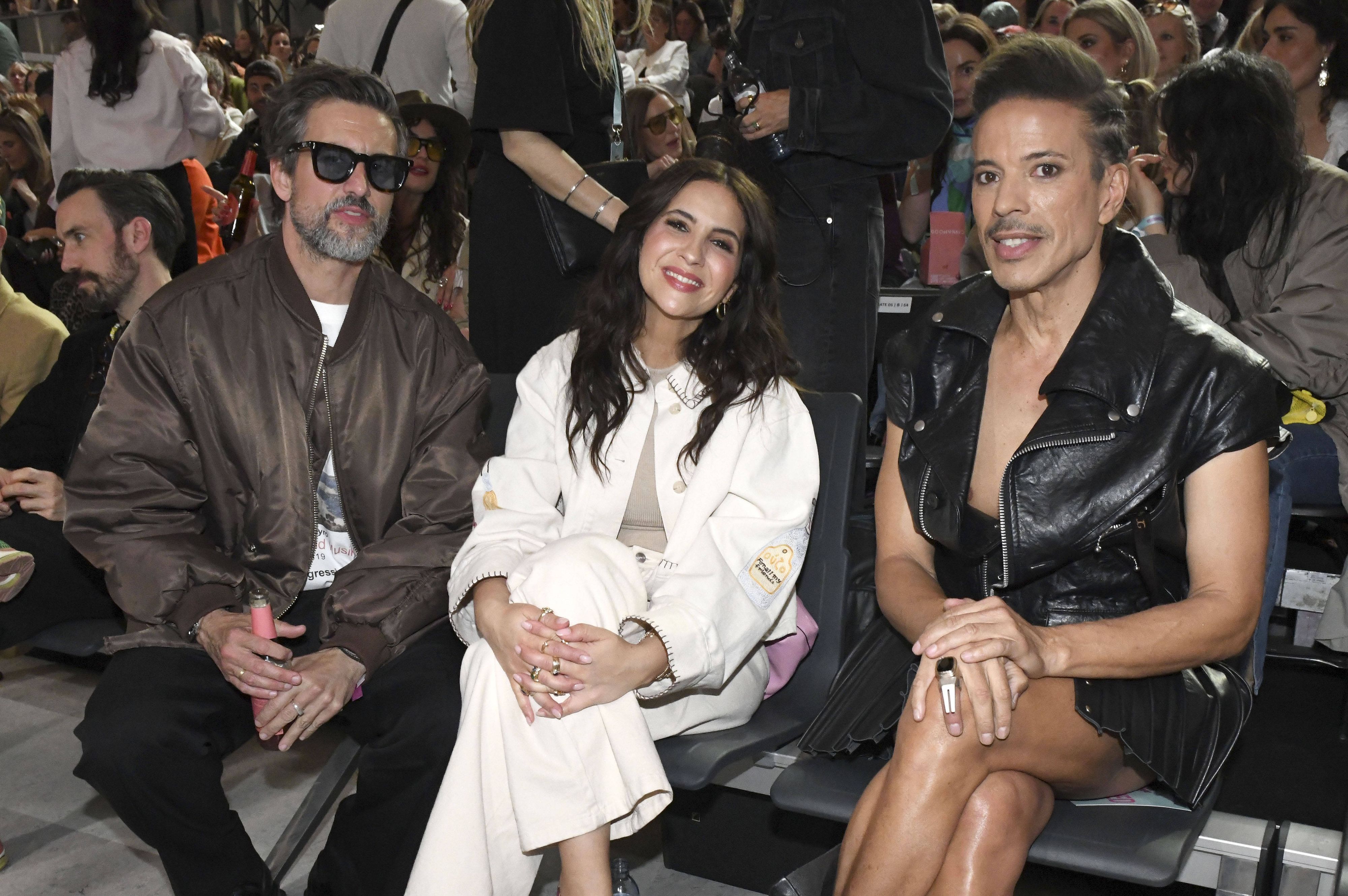 Tom Beck, Chryssanthi Kavazi und Jorge Gonzalez bei der ABOUT YOU Holiday Fashion Show im Flughafen Tempelhof.