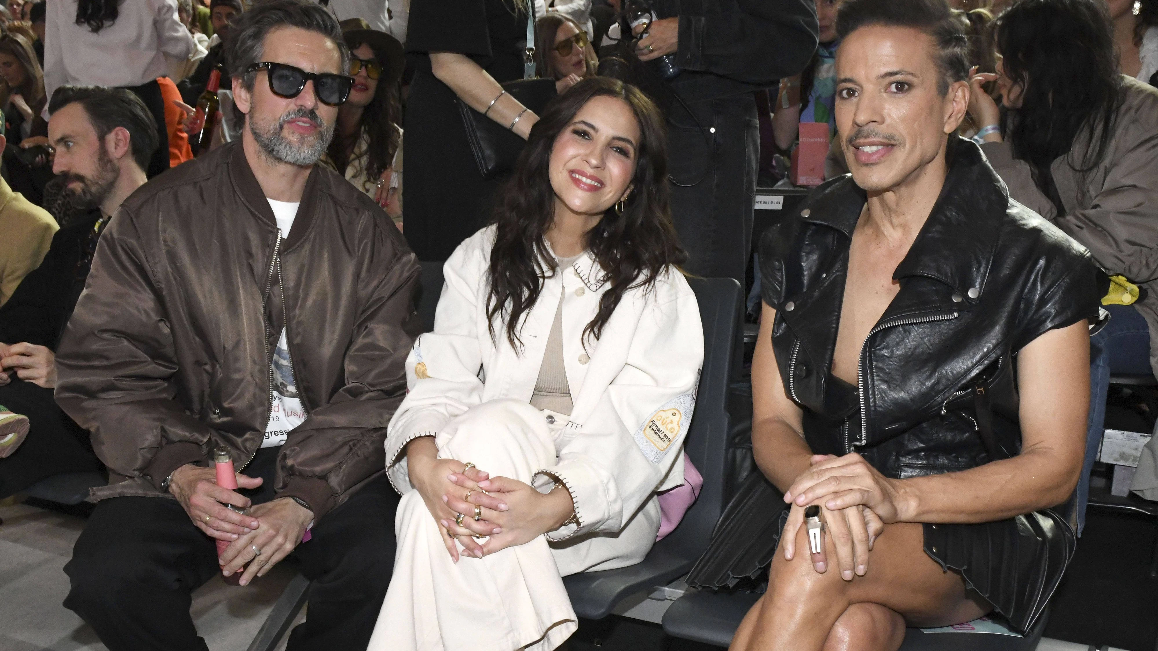Tom Beck, Chryssanthi Kavazi und Jorge Gonzalez bei der ABOUT YOU Holiday Fashion Show im Flughafen Tempelhof.