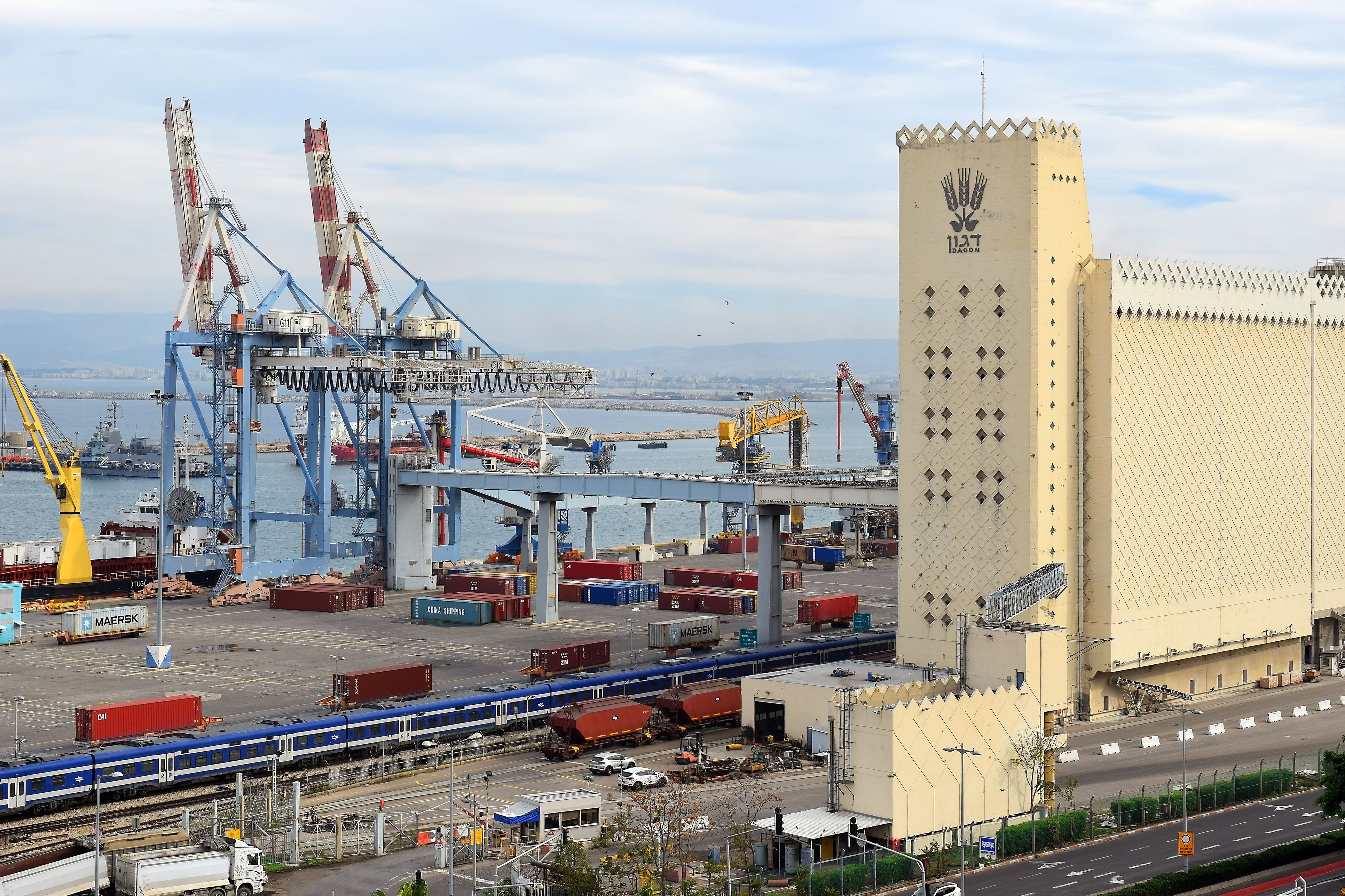 Getreidesilo im Hafen von Haifa, Israels großem Mittelmeerhafen.