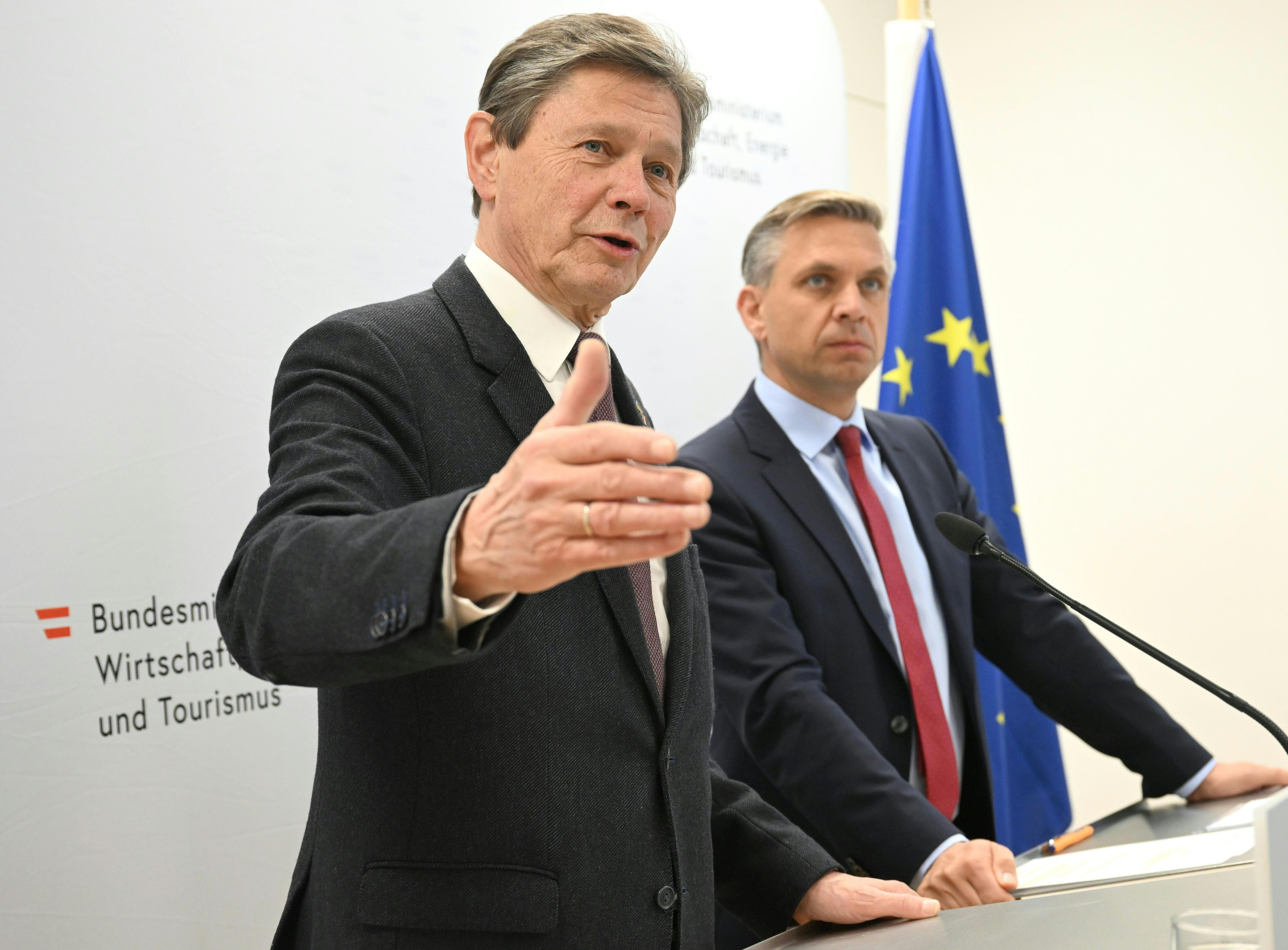 v.l. Der Regierungskoordinator für den Ukraine-Wiederaufbau, Wolfgang Anzengruber und Wirtschaftsminister Wolfgang Hattmannsdorfer (ÖVP) bei einer Pressekonferenz zur österreichischen 