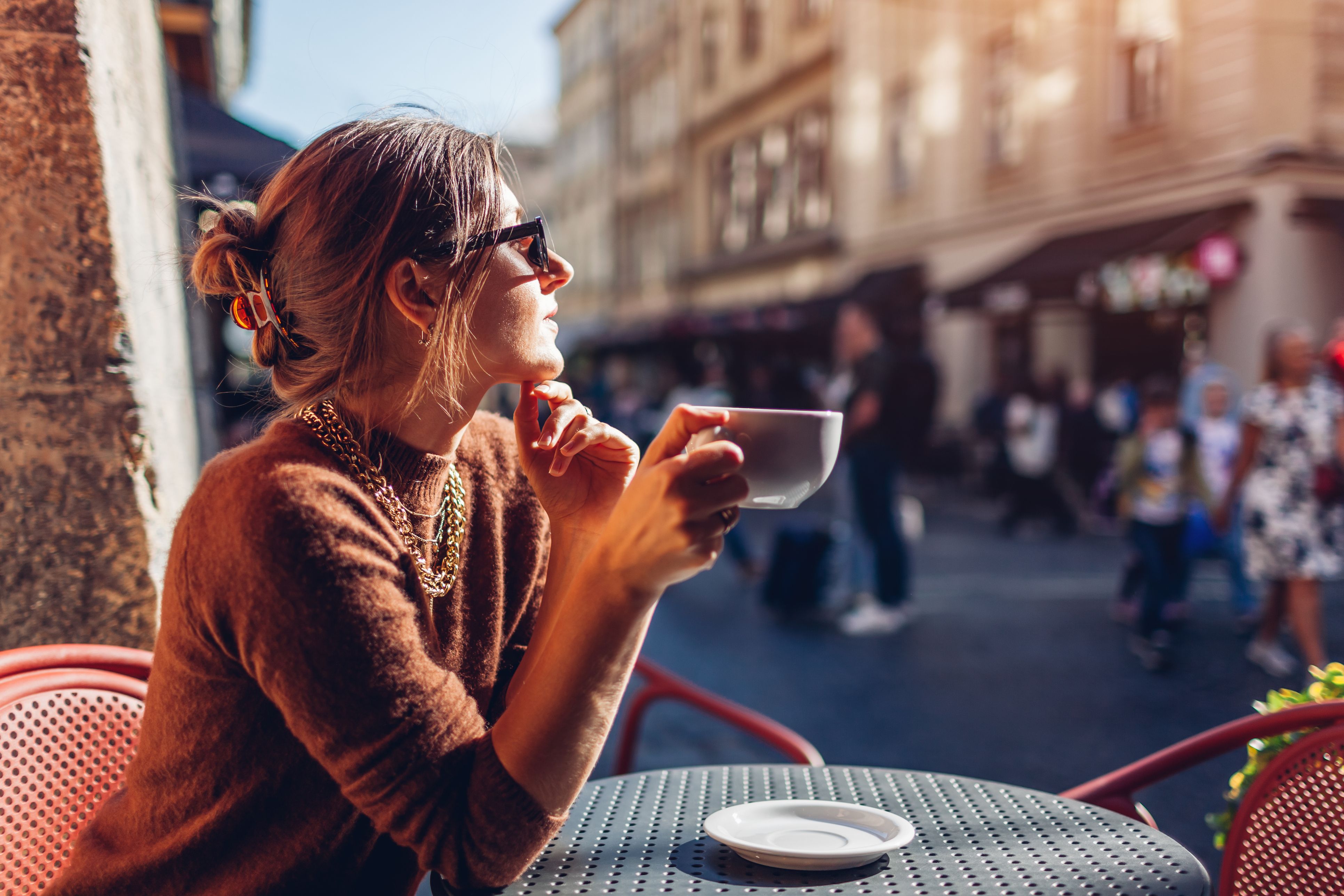 Gerade im Frühling und Sommer wird der Außenbereich von Cafés und Restaurants zum Hotspot.