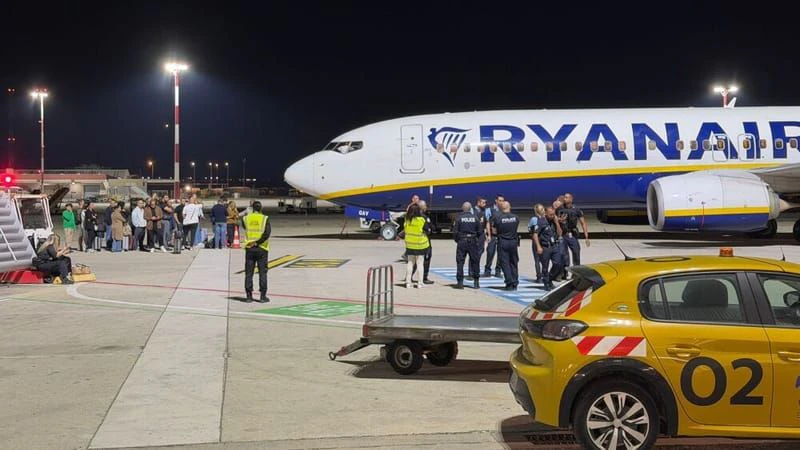 Rund 30 Passagiere stürmten das Rollfeld, nachdem das Gate geschlossen wurde