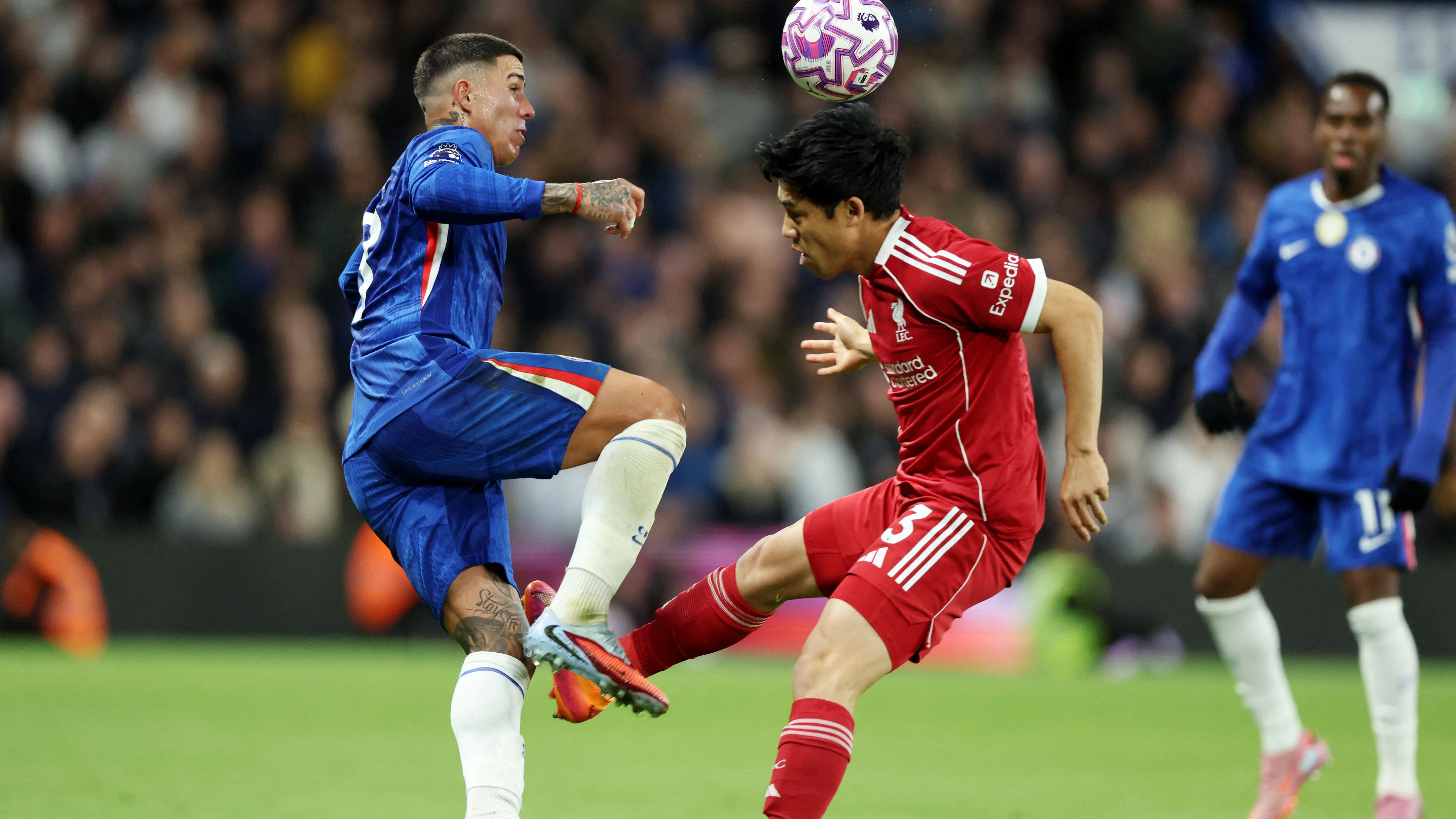Soccer Football - Premier League - Chelsea v Liverpool - Stamford Bridge, London, Britain - October 4, 2025 Chelsea's Enzo Fernandez in action with Liverpool's Wataru Endo REUTERS/David Klein EDITORIAL USE ONLY. NO USE WITH UNAUTHORIZED AUDIO, VIDEO, DATA, FIXTURE LISTS, CLUB/LEAGUE LOGOS OR 'LIVE' SERVICES. ONLINE IN-MATCH USE LIMITED TO 120 IMAGES, NO VIDEO EMULATION. NO USE IN BETTING, GAMES OR SINGLE CLUB/LEAGUE/PLAYER PUBLICATIONS. PLEASE CONTACT YOUR ACCOUNT REPRESENTATIVE FOR FURTHER DETAILS..