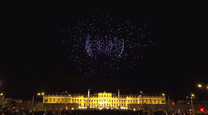 Fliegende Klaviere, Herzen und positive Messages flogen am Montagabend über den Wiener Nachthimmel.