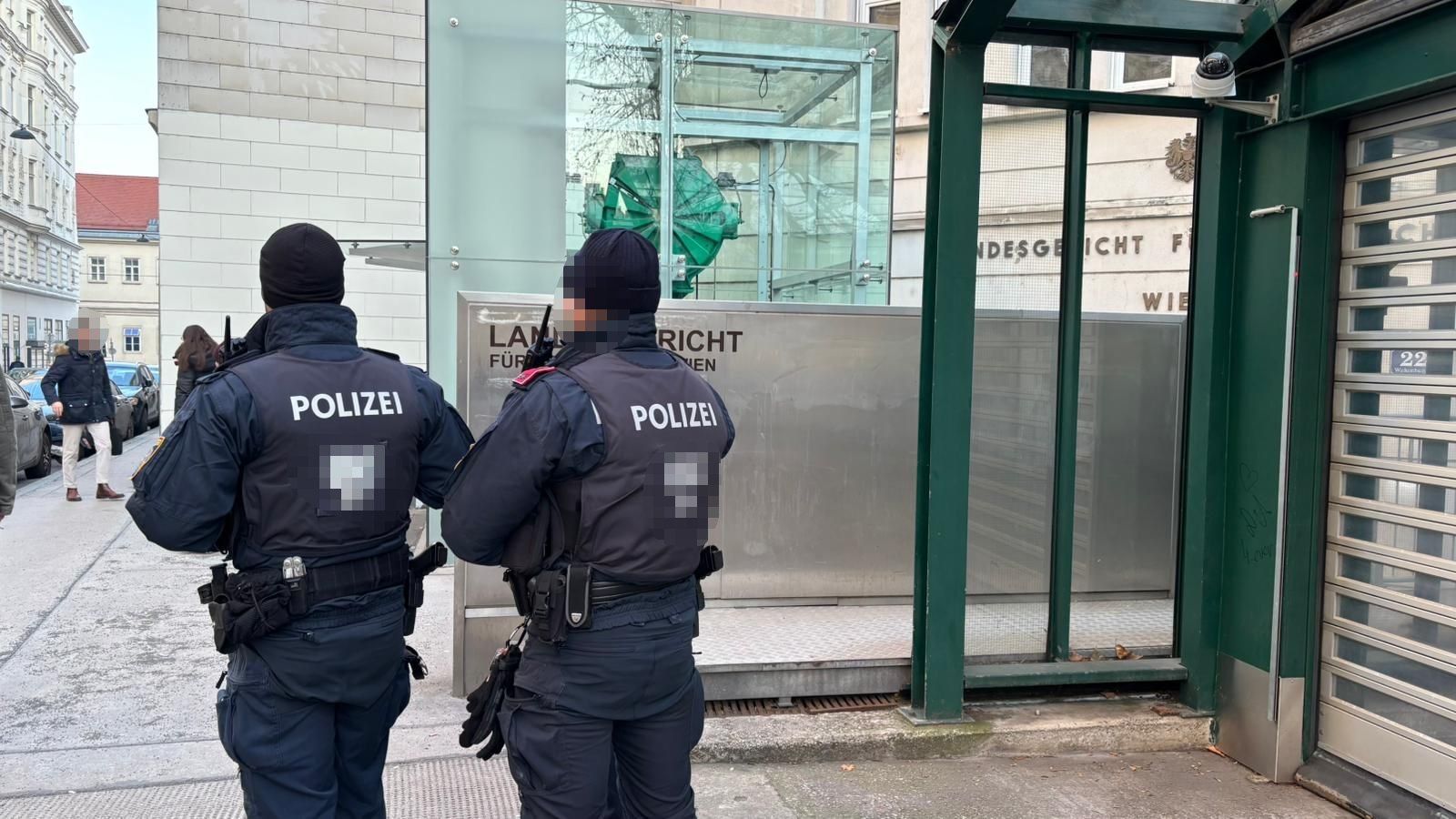 Echte Polizisten vor dem Landesgericht Wien. 