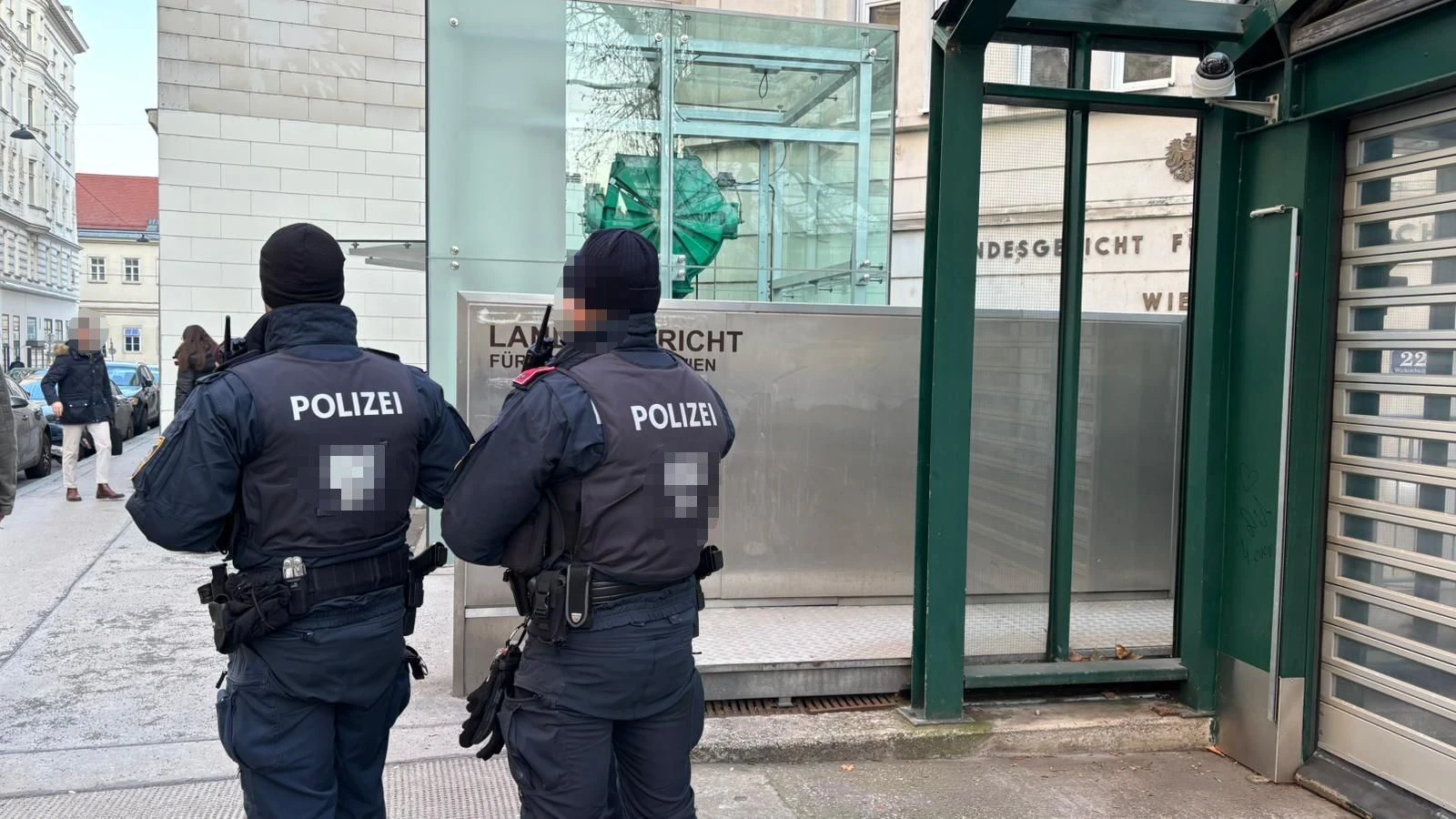 Echte Polizisten vor dem Landesgericht Wien. 