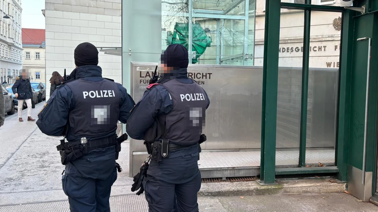 Echte Polizisten vor dem Landesgericht Wien. 