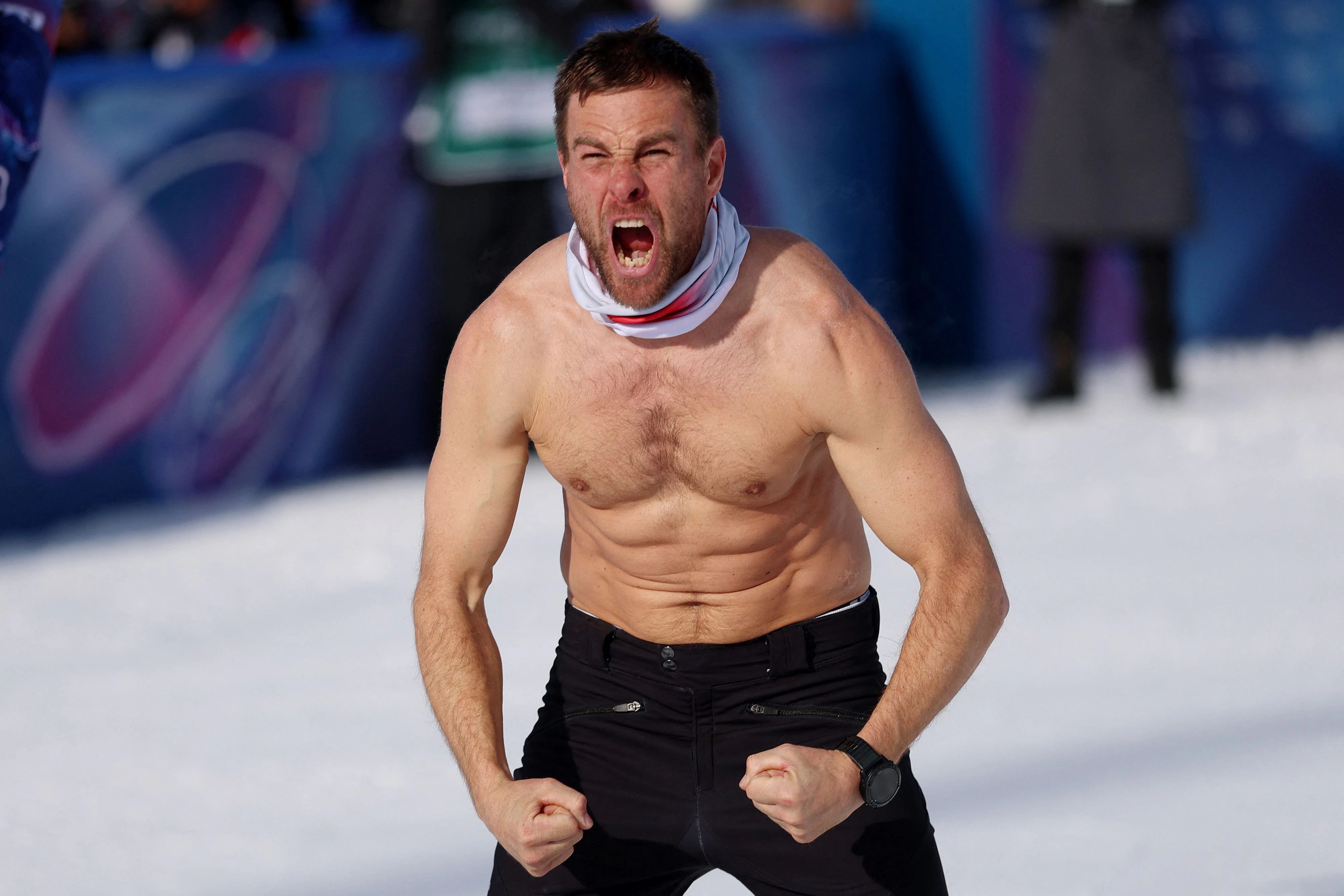 Beeindruckte und verstörte gleichermaßen: Benjamin Karls Siegespose nach seinem Goldmedaillen-Gewinn bei den Olympischen Spielen 2026 in Cortina