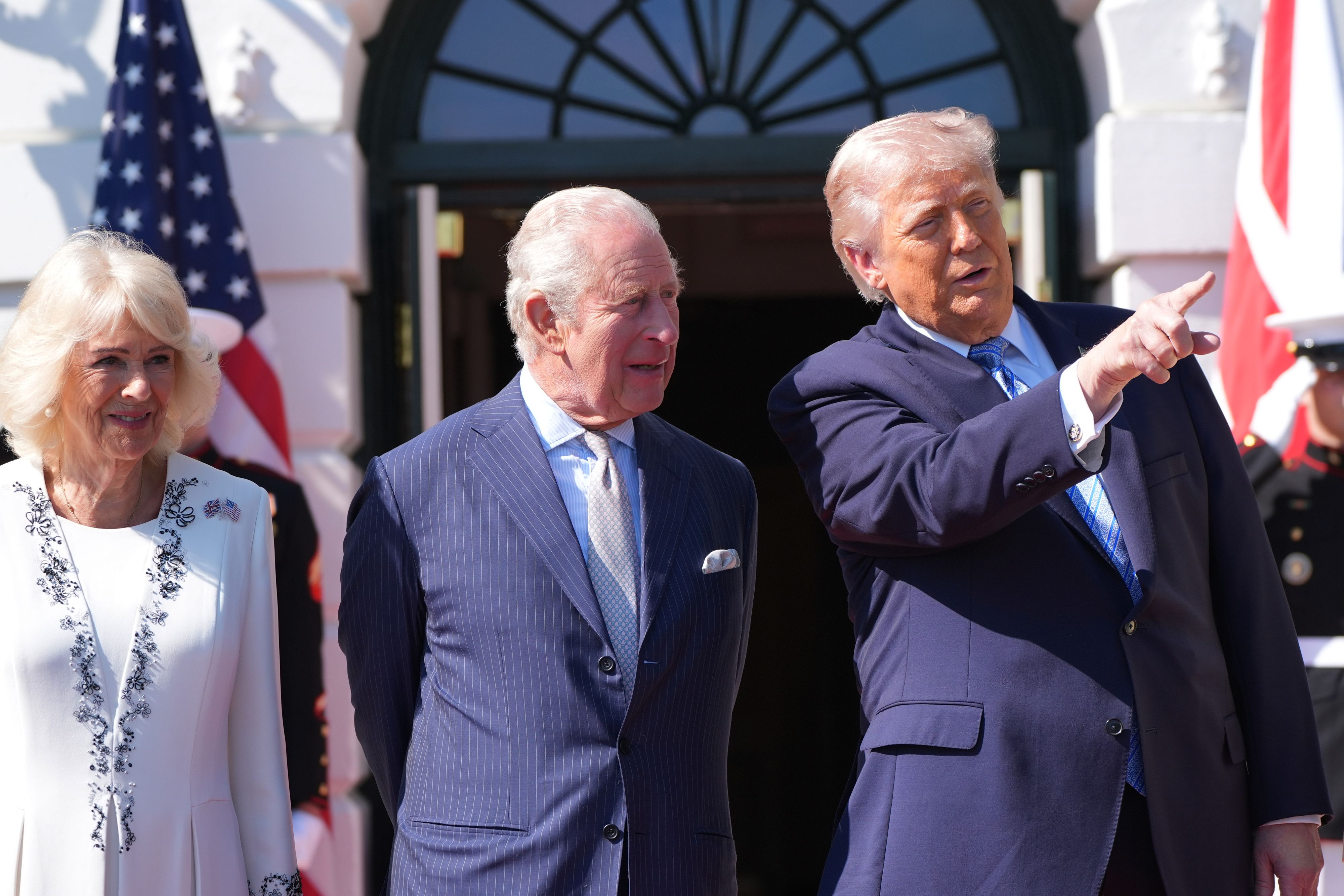Donald Trump sprach bei der Begrüßung direkt von Kriegen und Schießereien. Unangenehme Situation für Charles und Camilla.