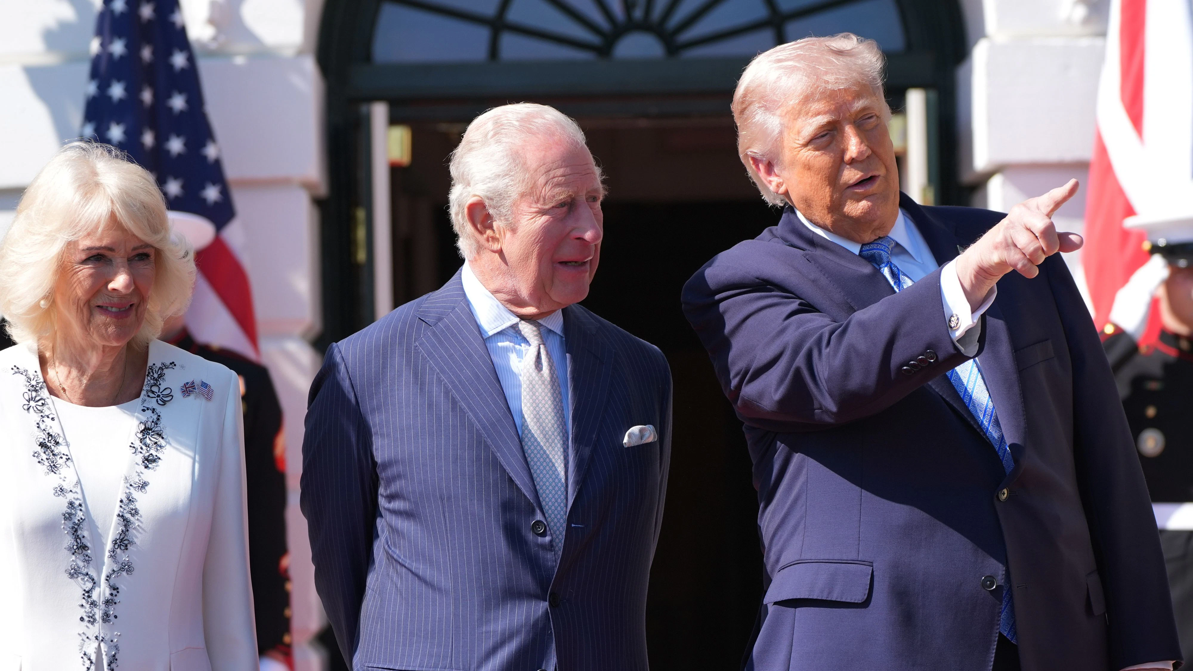 Donald Trump sprach bei der Begrüßung direkt von Kriegen und Schießereien. Unangenehme Situation für Charles und Camilla.